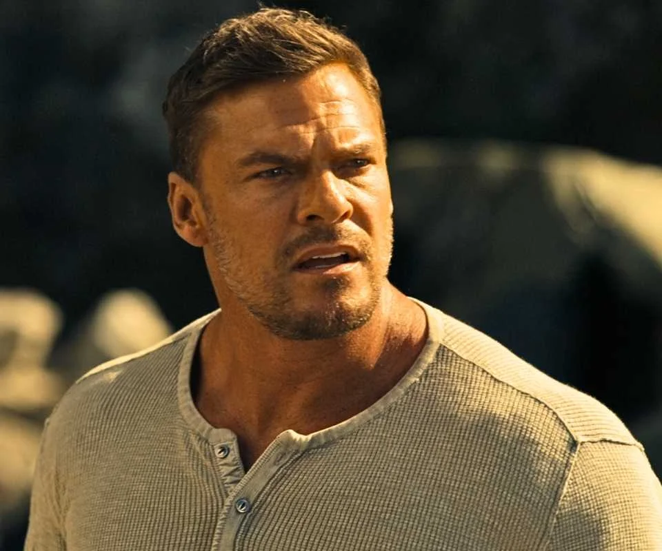 Alan Ritchson se destaca com filme de ação e comédia que figura entre os mais assistidos do streaming
