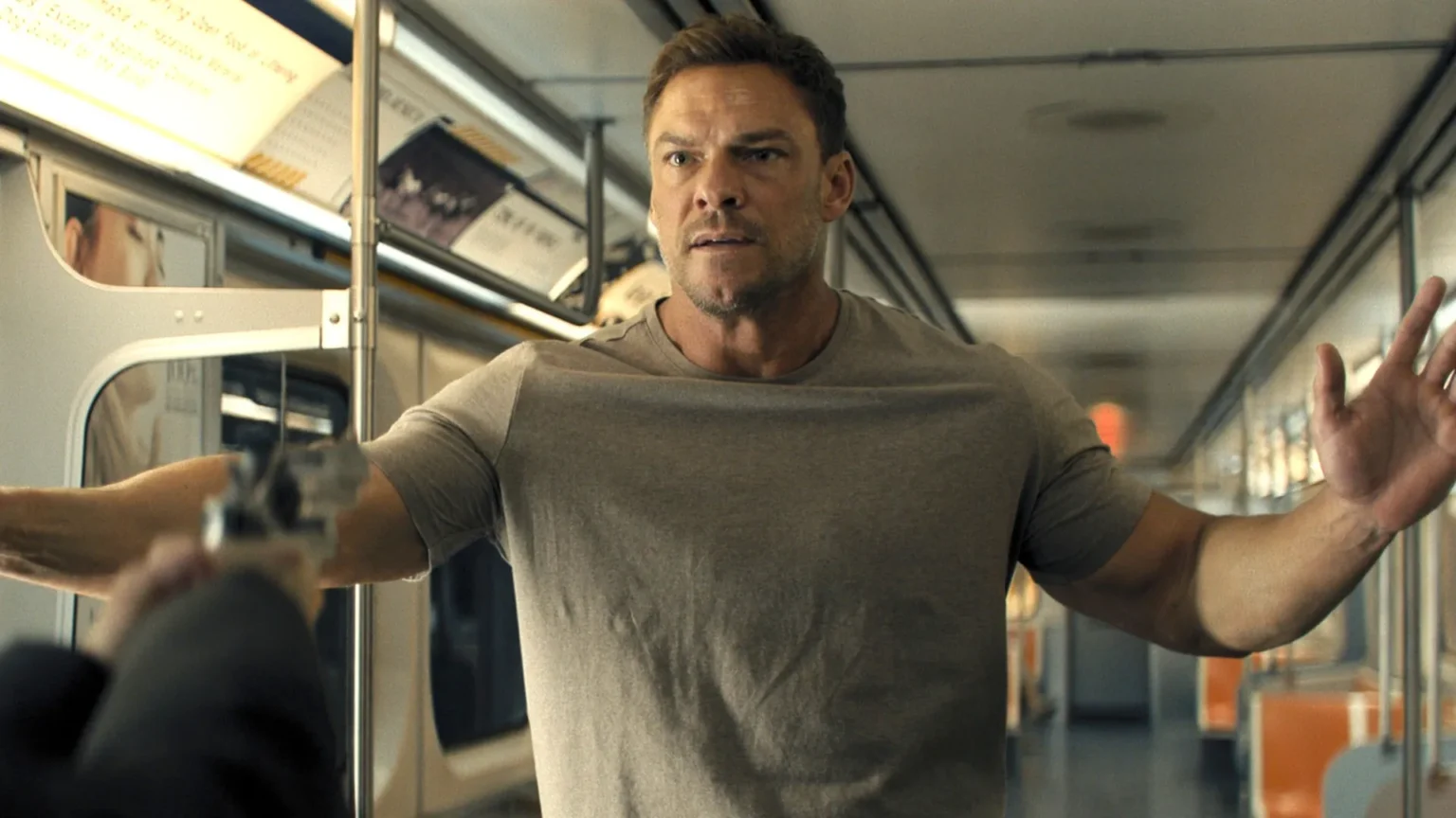 Série “Reacher” temporada 4 e filme com Tom Cruise impulsionam popularidade do personagem no streaming