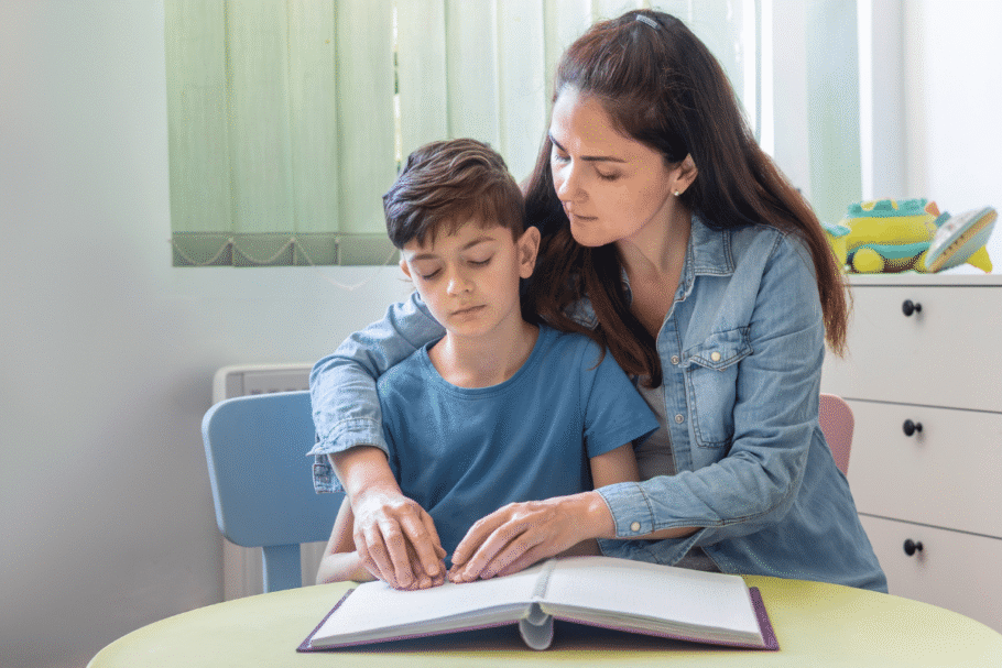 Dia Nacional da Educação Infantil destaca desafios e avanços na inclusão de crianças com deficiência visual