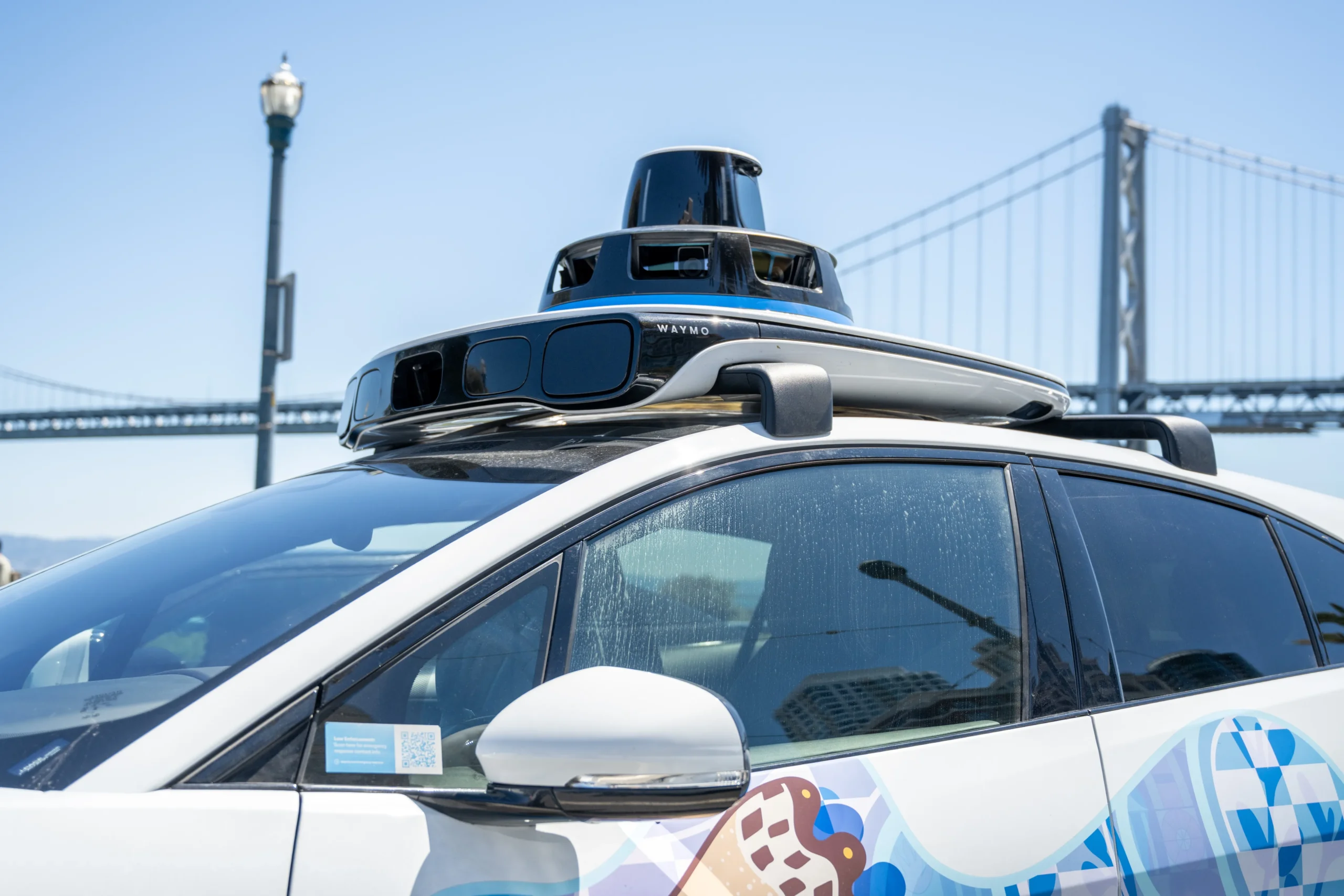 Waymo critica abordagem da Tesla e reforça que apenas câmeras não bastam para direção autônoma