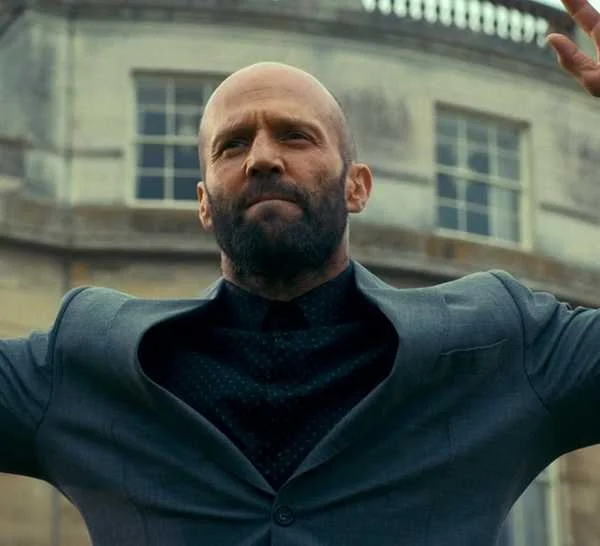 Jason Statham estreia novo filme de ação, “The Beekeeper”, e ganha streaming no Peacock antes da sequência