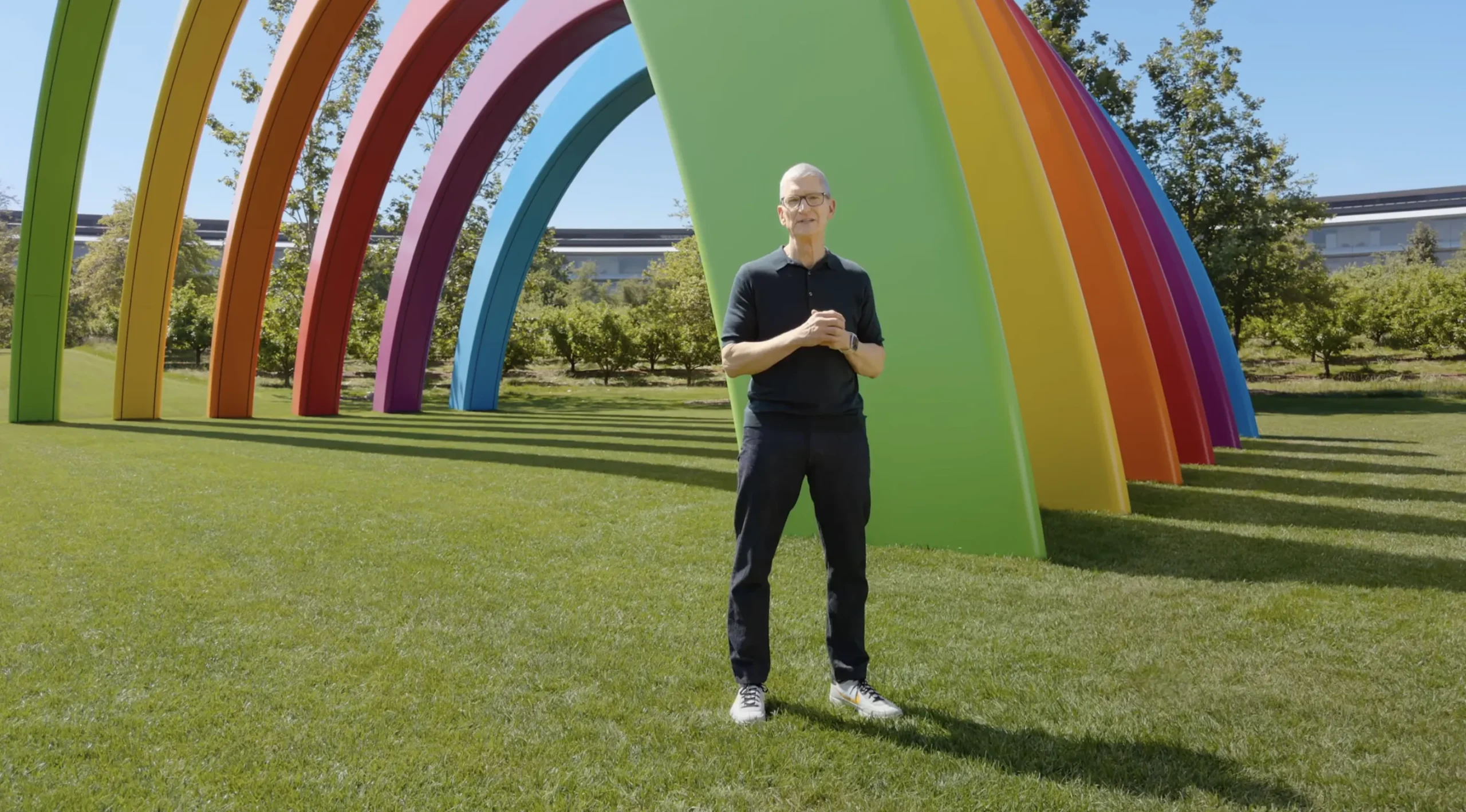 Tim Cook se despede como CEO da Apple e entrega liderança a John Ternus