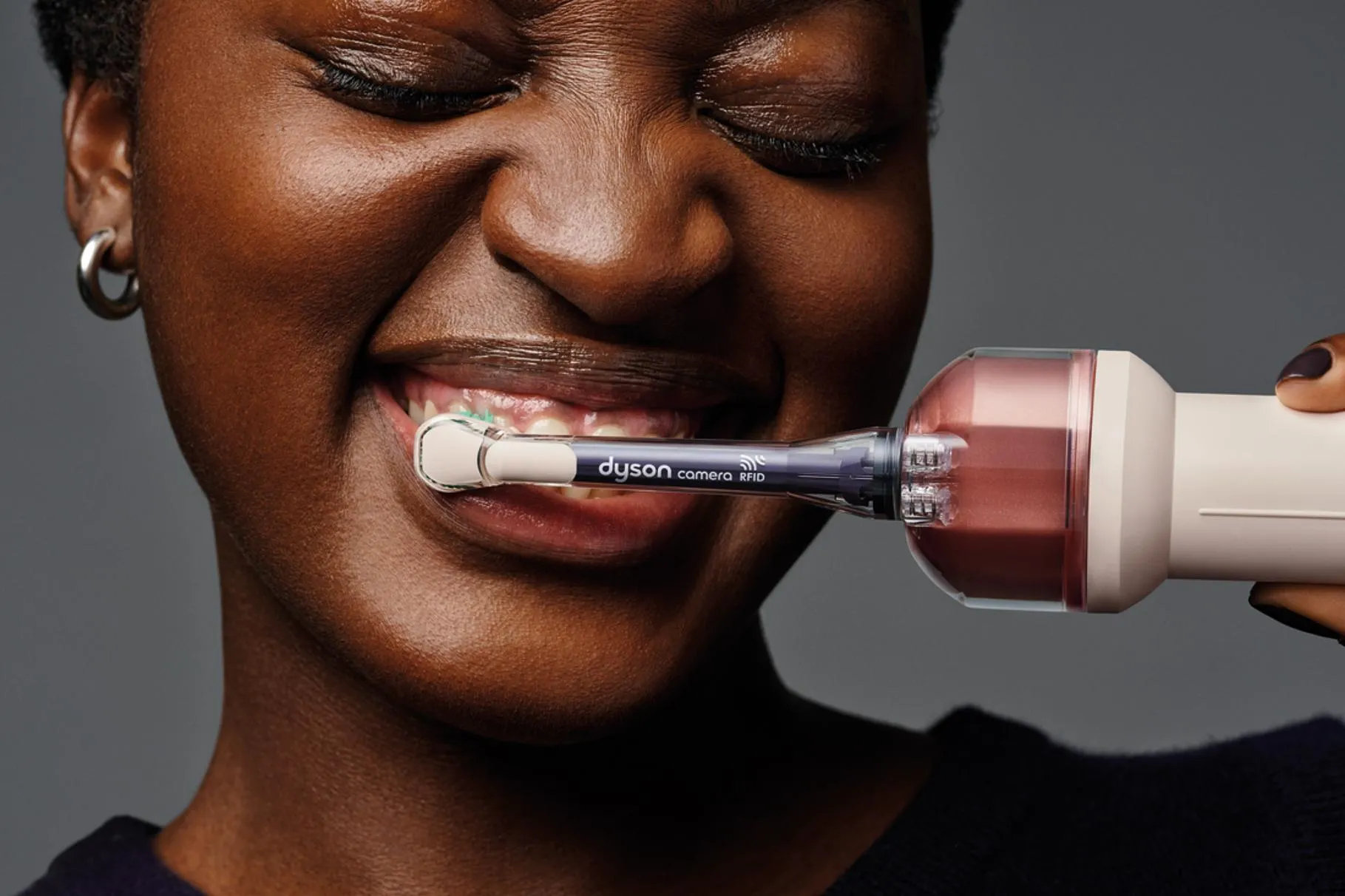 Dyson lança escova dental elétrica com câmera e função que substitui o uso do fio dental