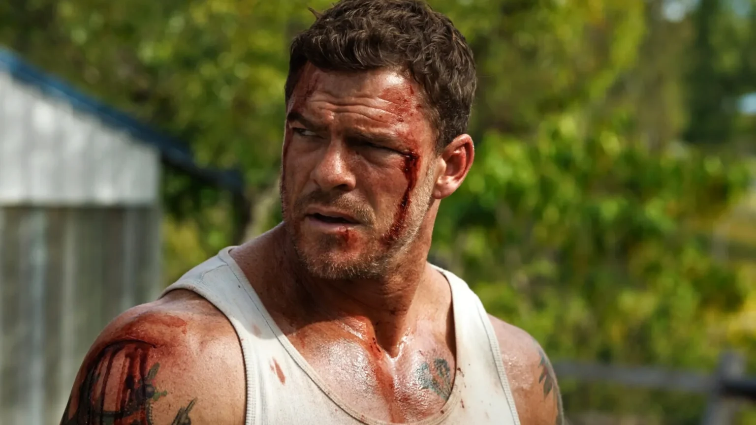 Alan Ritchson estreia novo thriller de ação que resgata estilo dos anos 80 em primeiras críticas