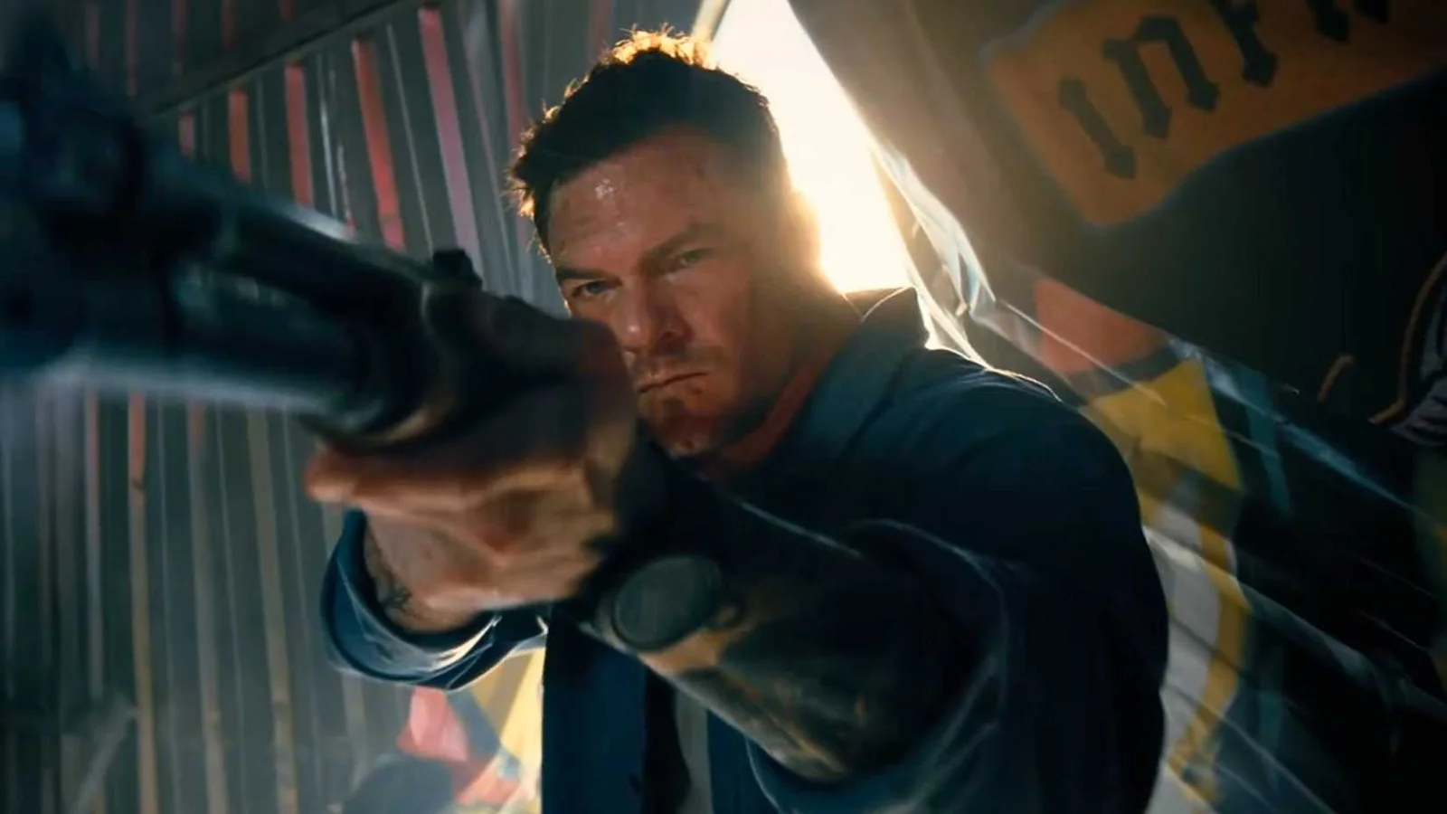 Alan Ritchson estreia novo thriller de ação que resgata estilo dos anos 80 em primeiras críticas