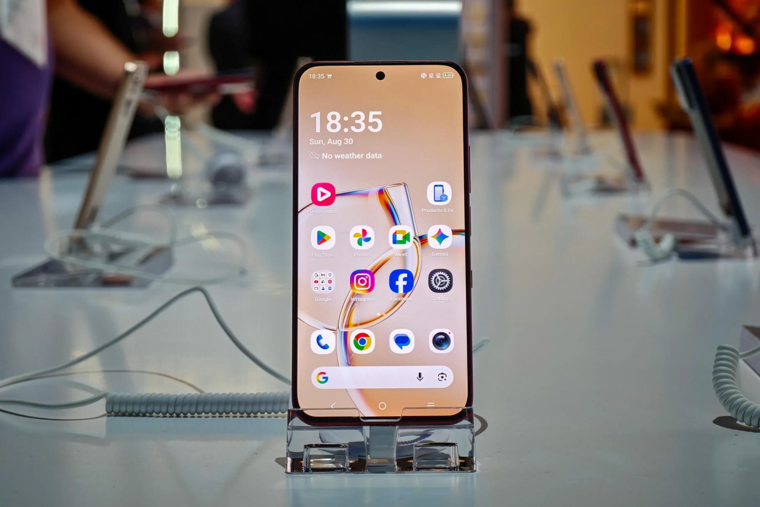 TCL lança P80 Ultra, smartphone com display OLED e modo leitor digital