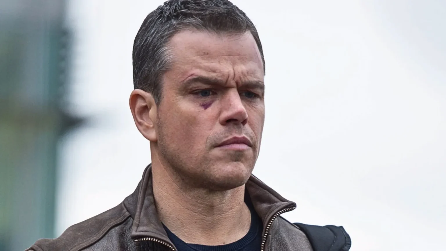 Matt Damon aparece com traje estilo Power Rangers em primeiras imagens do novo filme de ficção científica dos Daniels