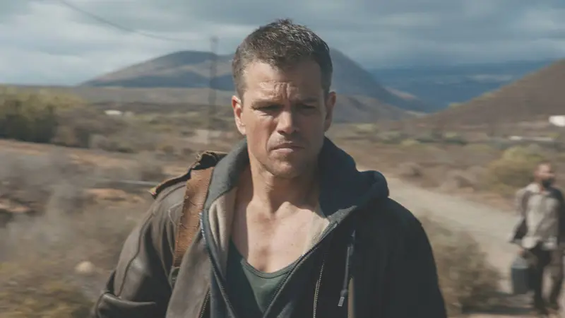 Matt Damon aparece com traje estilo Power Rangers em primeiras imagens do novo filme de ficção científica dos Daniels