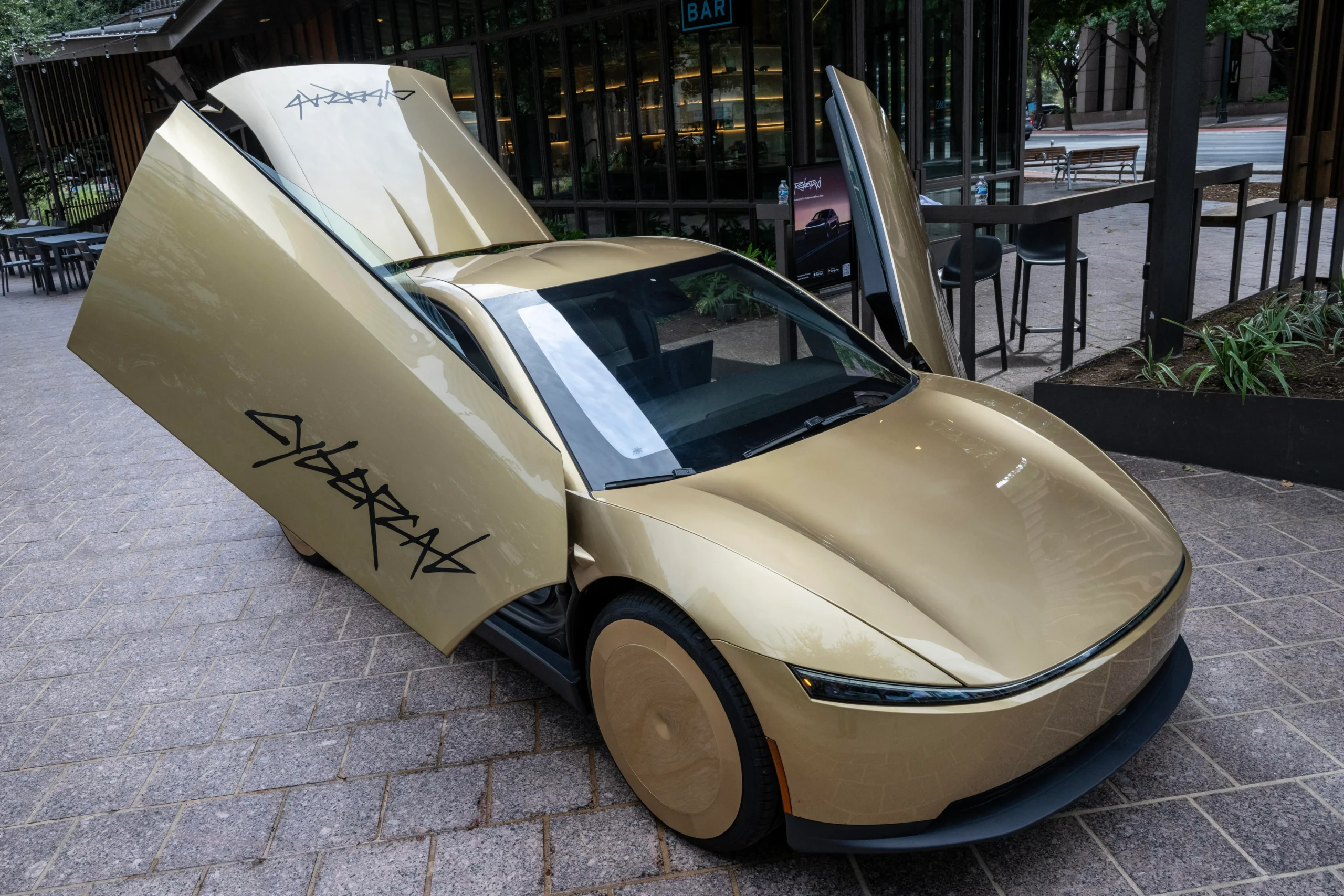 Tesla Cybercab já enfrenta investigação da NHTSA por falta de equipamentos obrigatórios