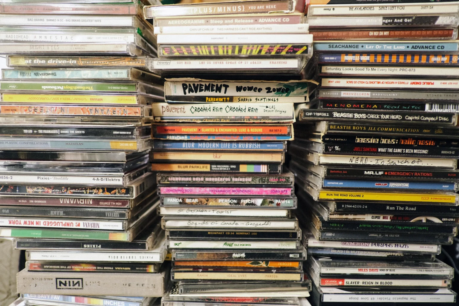 Vendas de CDs disparam em 2026 com retorno da mídia física