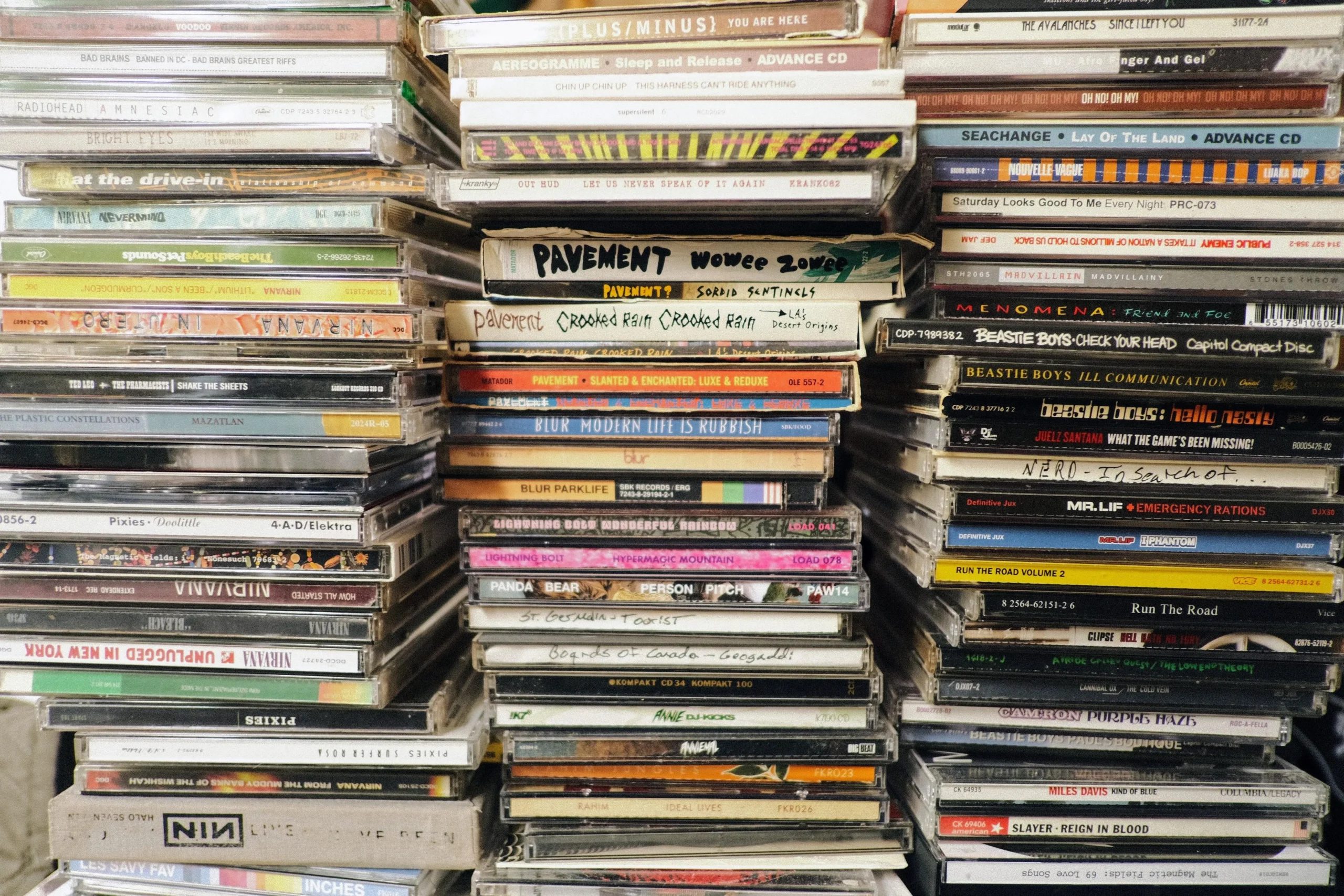 Vendas de CDs disparam em 2026 com retorno da mídia física