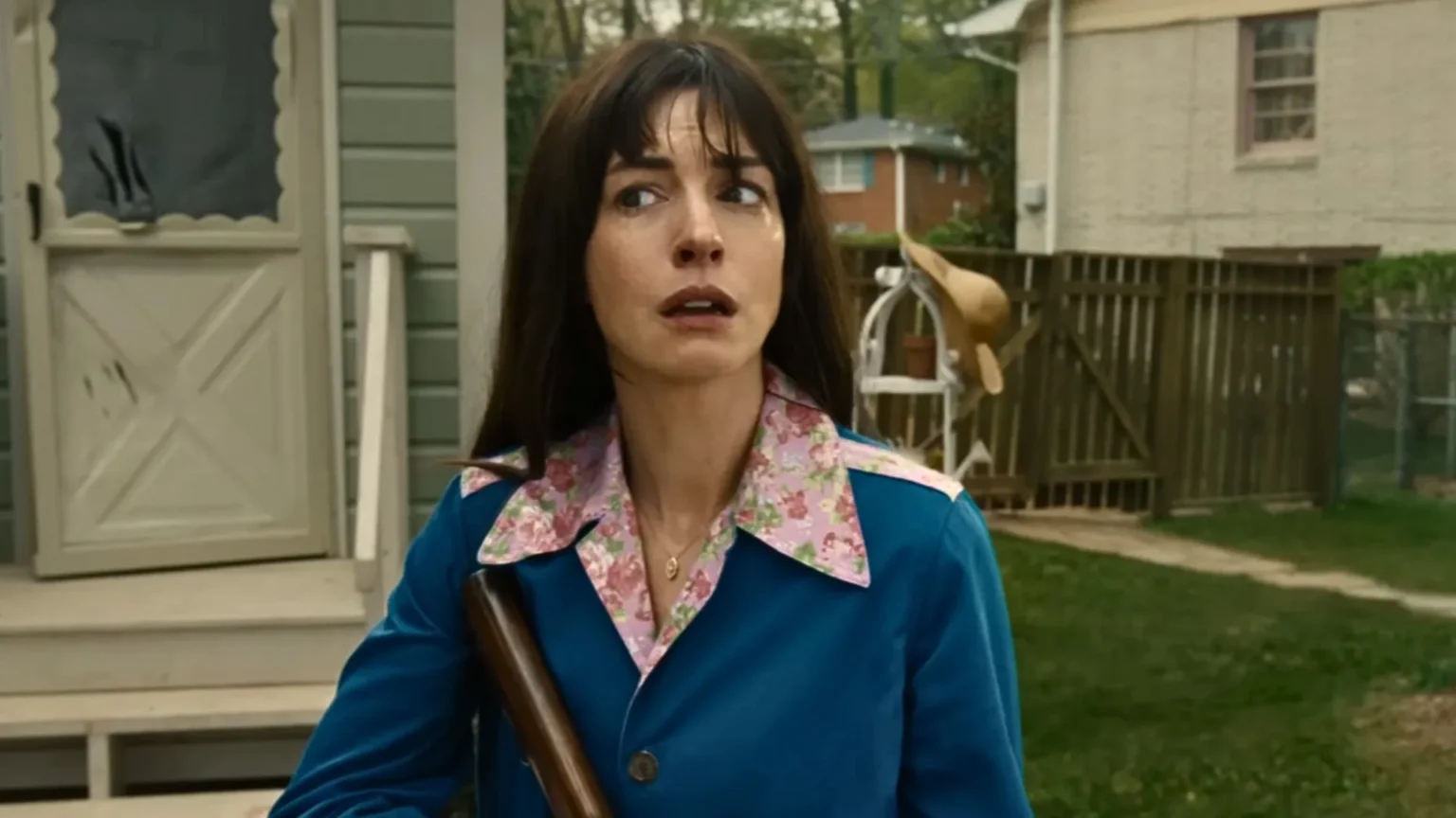 Filme de Anne Hathaway ultrapassa sucesso de thriller esquecido de Matt Damon nas bilheterias