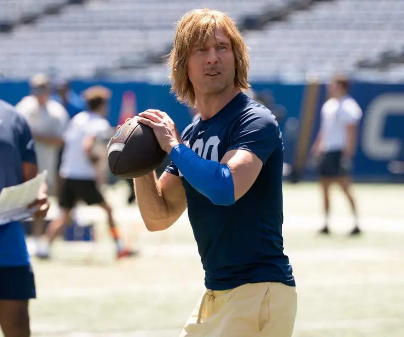 Glen Powell conquista o streaming com segunda temporada de Chad Powers, série chega a 100% no Rotten Tomatoes