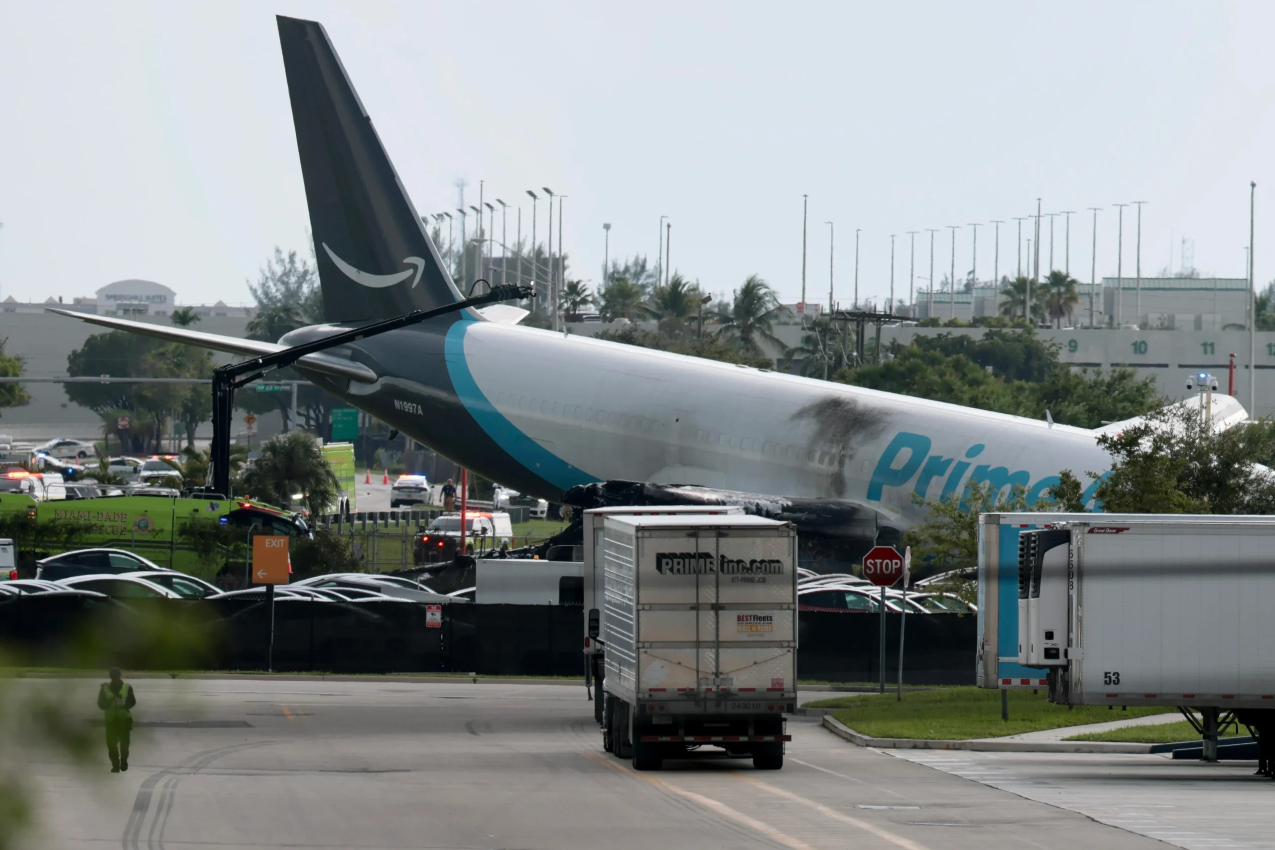 Avião cargueiro da Amazon sai da pista e atinge veículos no Aeroporto de Miami