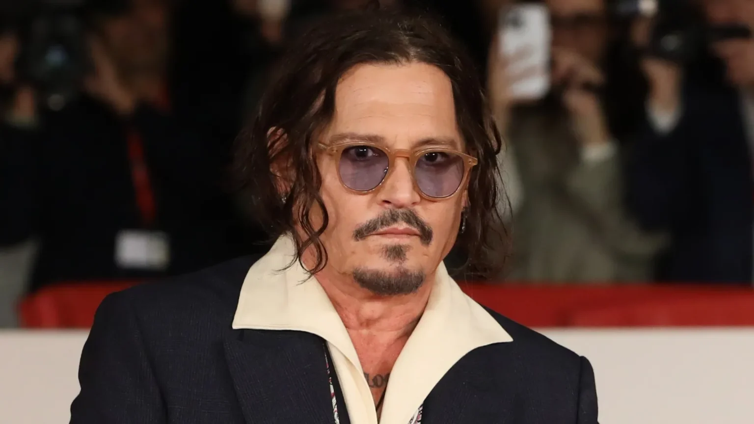 Filme de ação com Johnny Depp e Christian Bale está disponível para streaming gratuito no YouTube