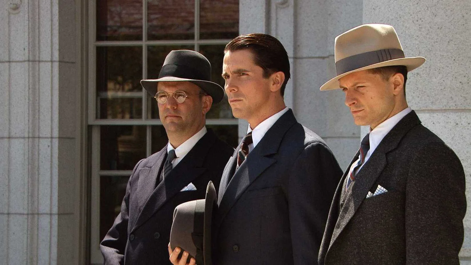 Filme de ação com Johnny Depp e Christian Bale está disponível para streaming gratuito no YouTube