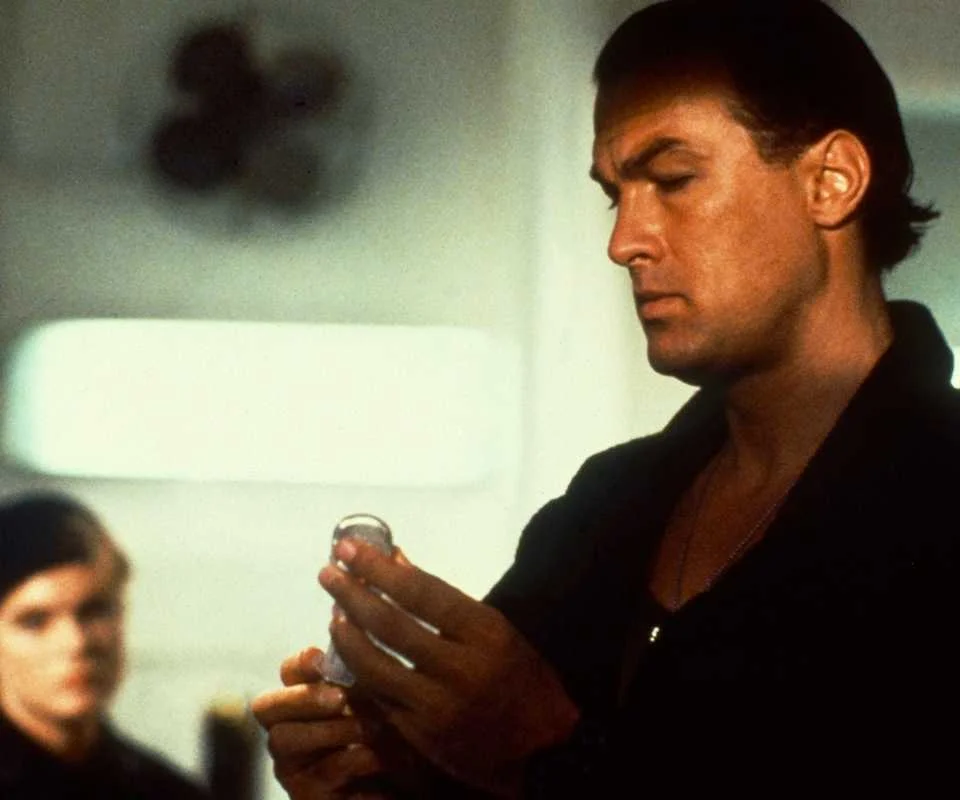 Steven Seagal e “Under Siege”: o clássico thriller de ação que marcou os anos 90