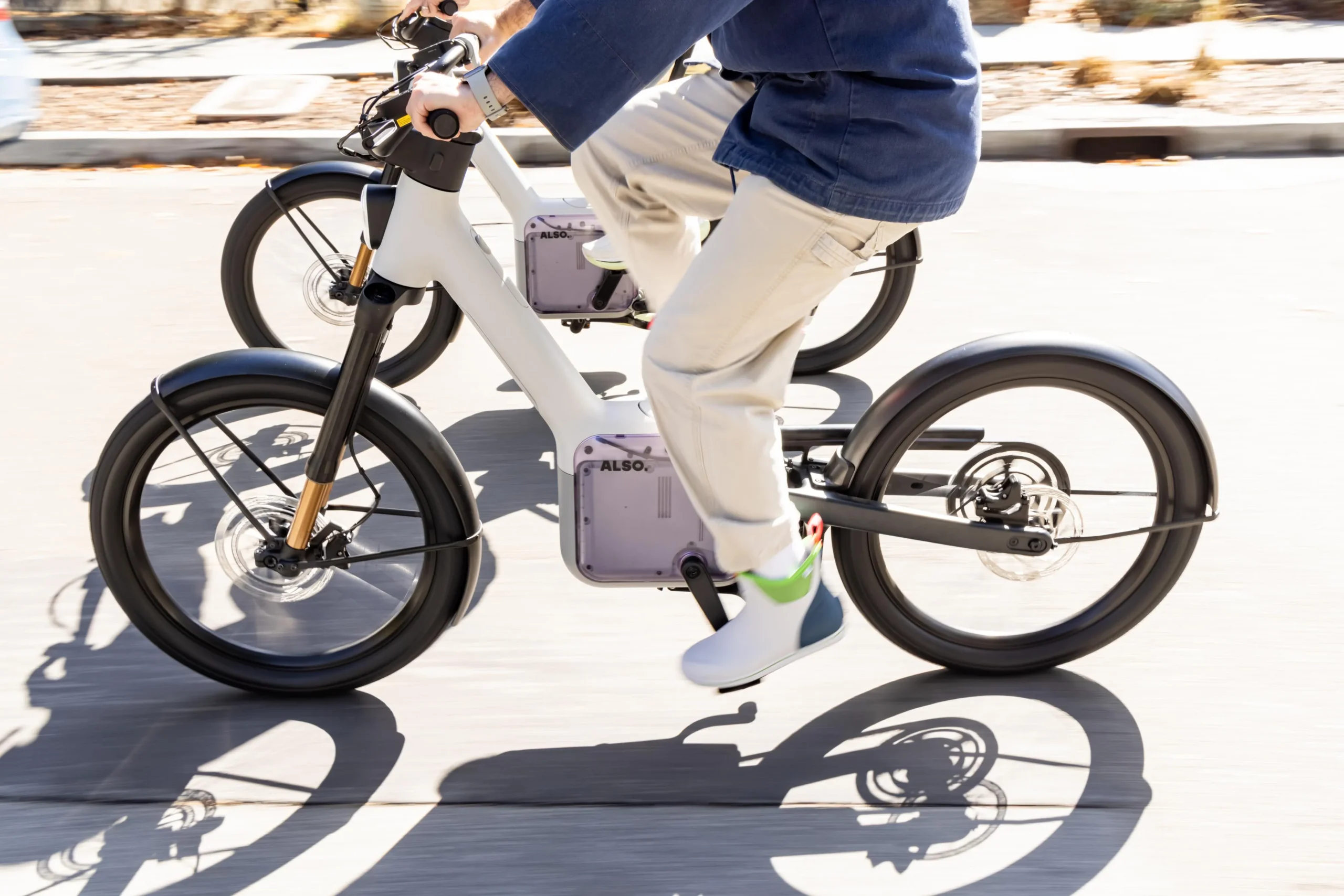Rivian enfrenta atrasos na entrega da e-bike futurista TM-B e pede desculpas aos clientes