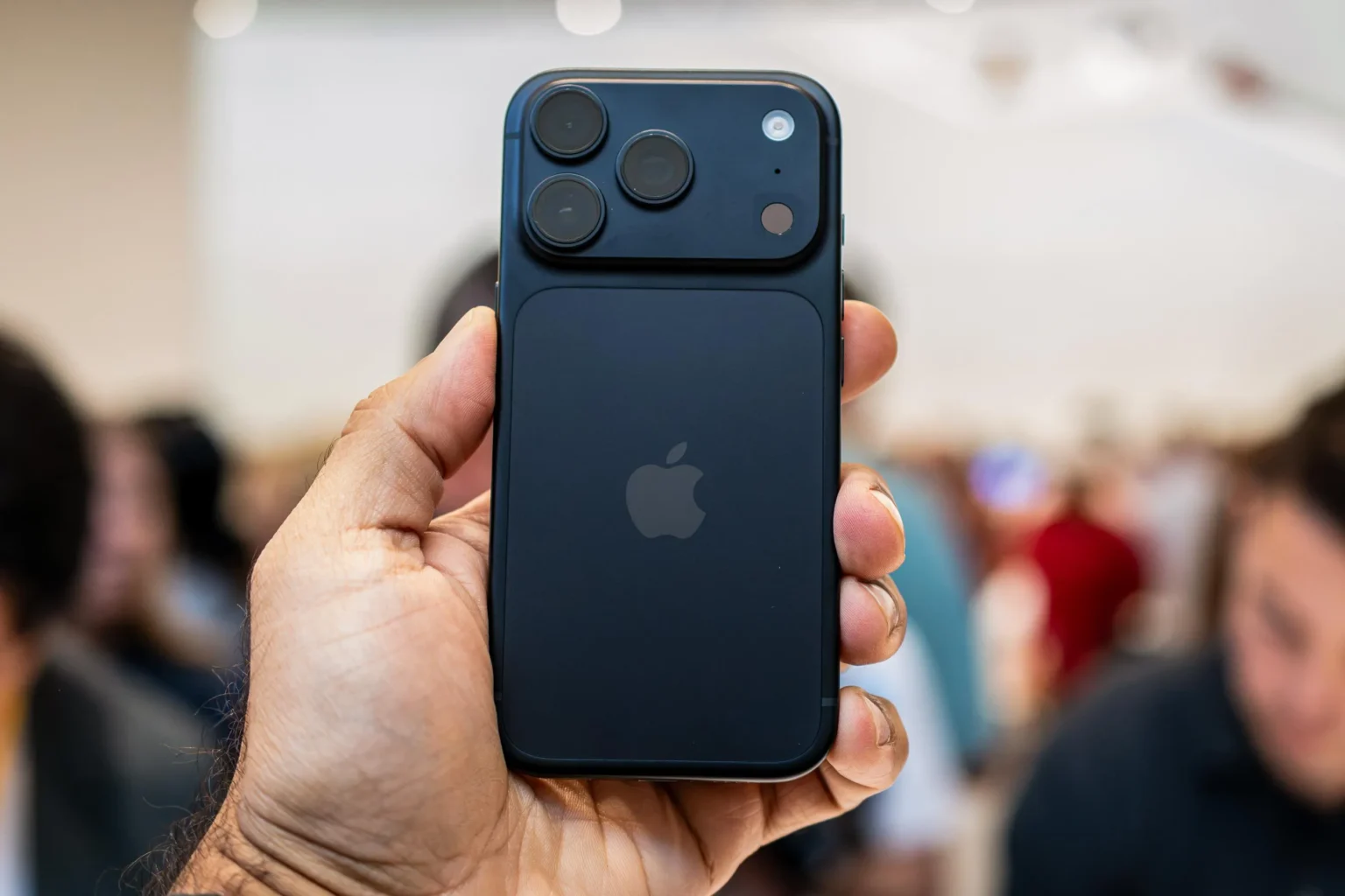 Smartphones ficam mais caros em 2026 com aumento generalizado nos preços