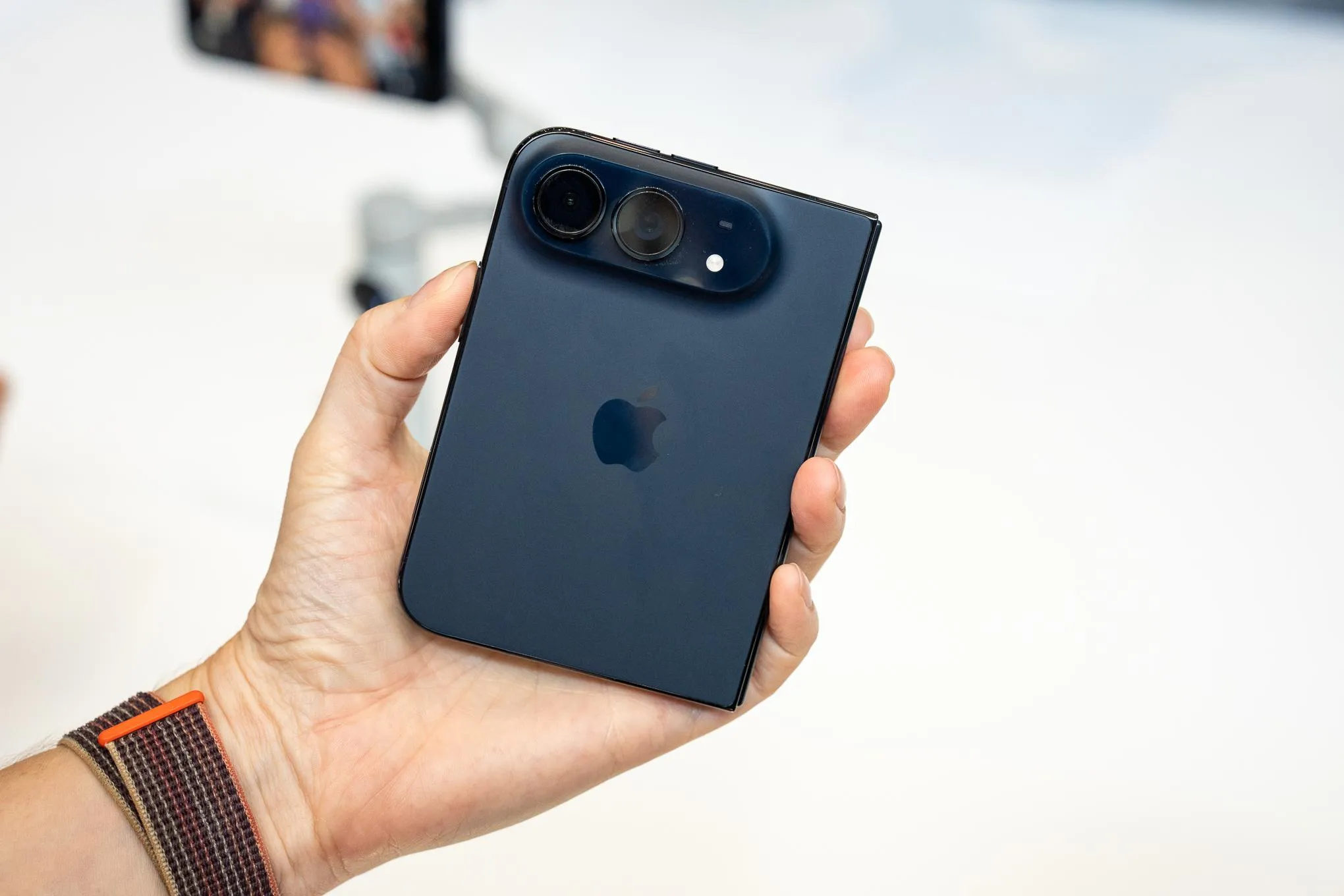 Apple lança iPhone Duo, seu primeiro celular dobrável, e recepções dividem opiniões