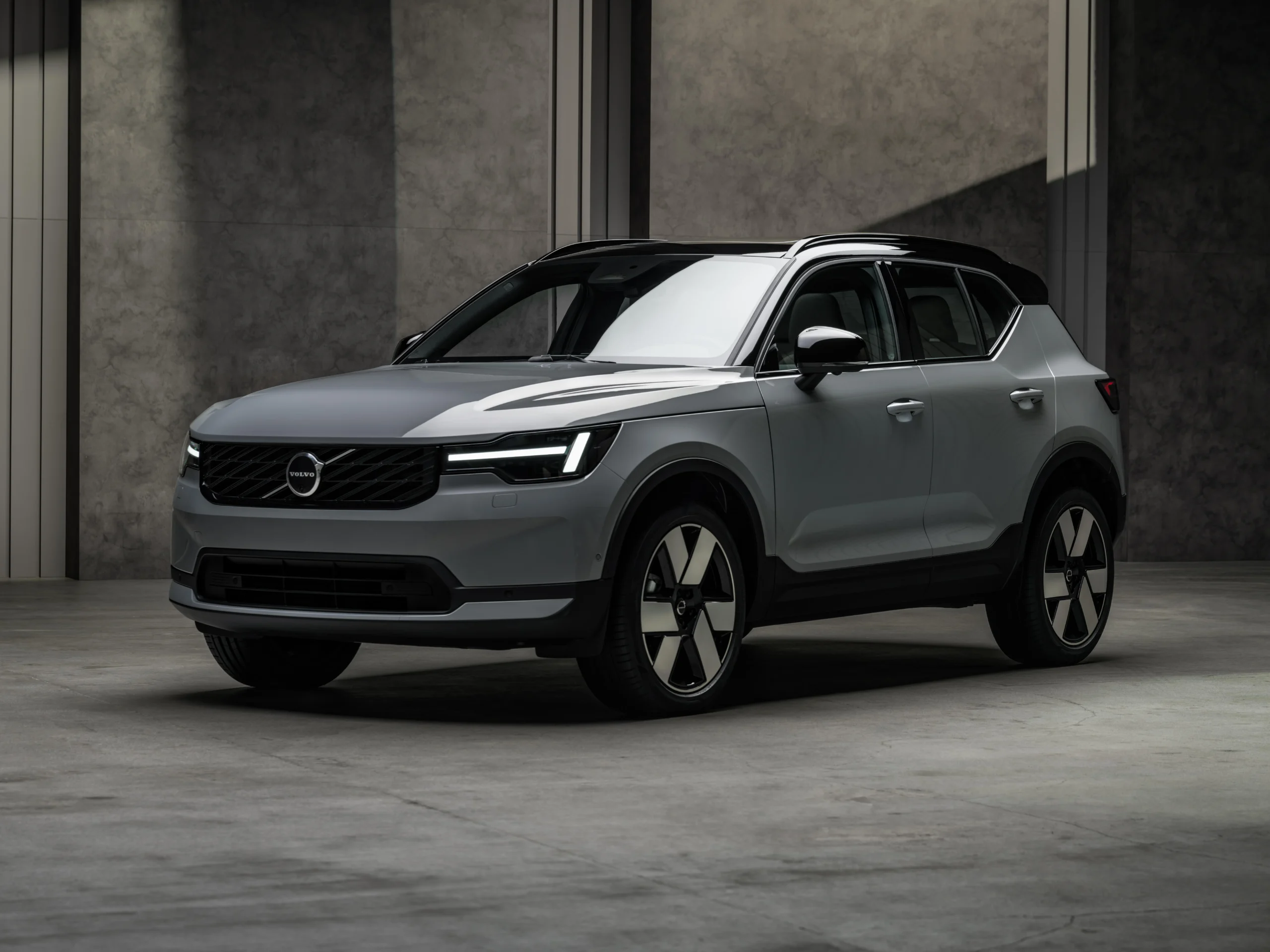 Volvo descontinua EX40 nos EUA e apresenta XC40 renovado com tecnologia Gemini AI