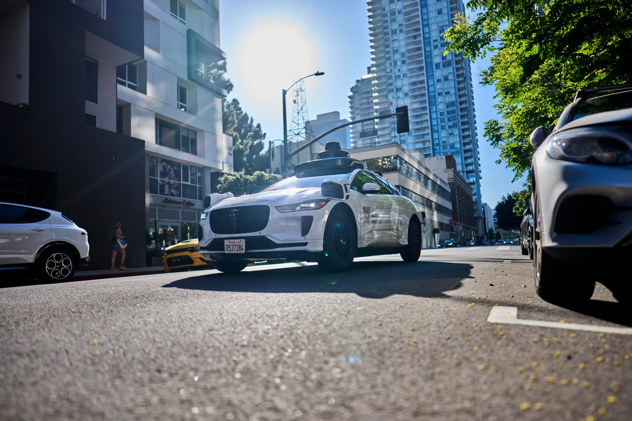 Waymo aciona polícia e detém passageiros com arma fantasma em carro autônomo