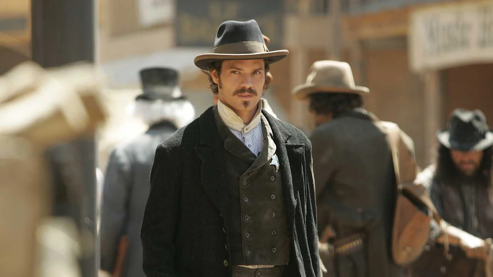 Timothy Olyphant brilhou mais cedo na série Deadwood antes de Justified
