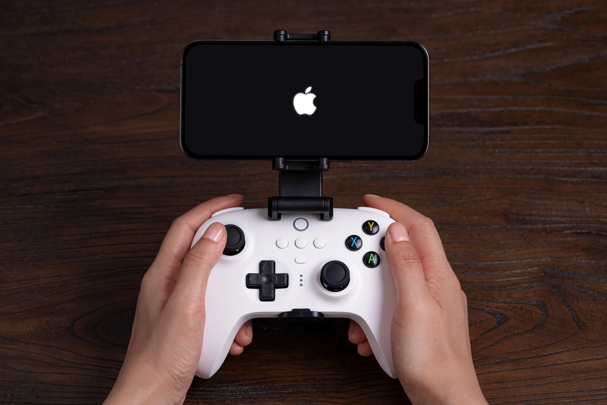 Apple desenvolve controles para jogos focados no iPhone com marca Beats