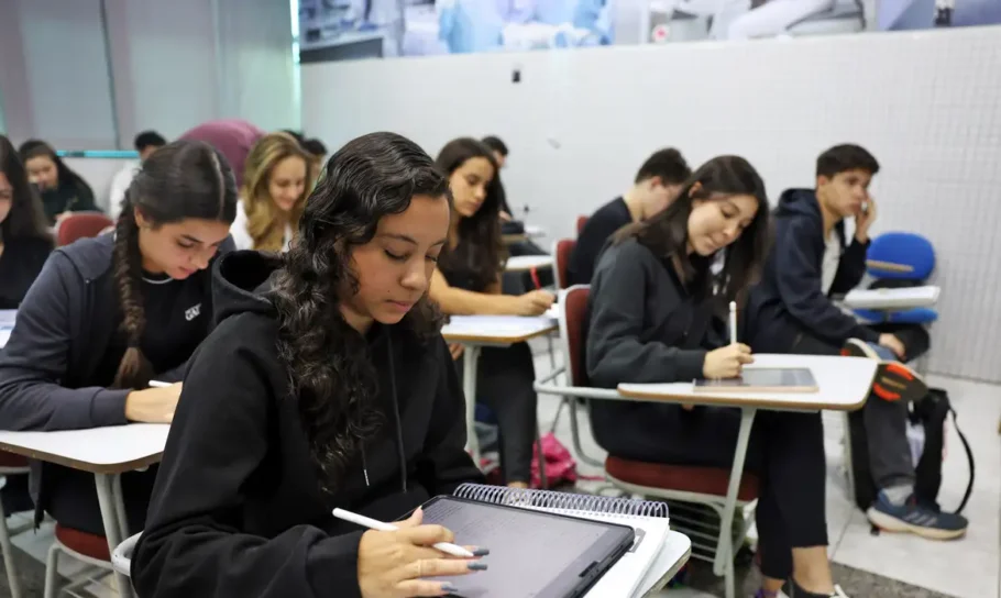 Anhanguera libera curso gratuito com mais de 6 mil videoaulas para preparo do Enem 2026