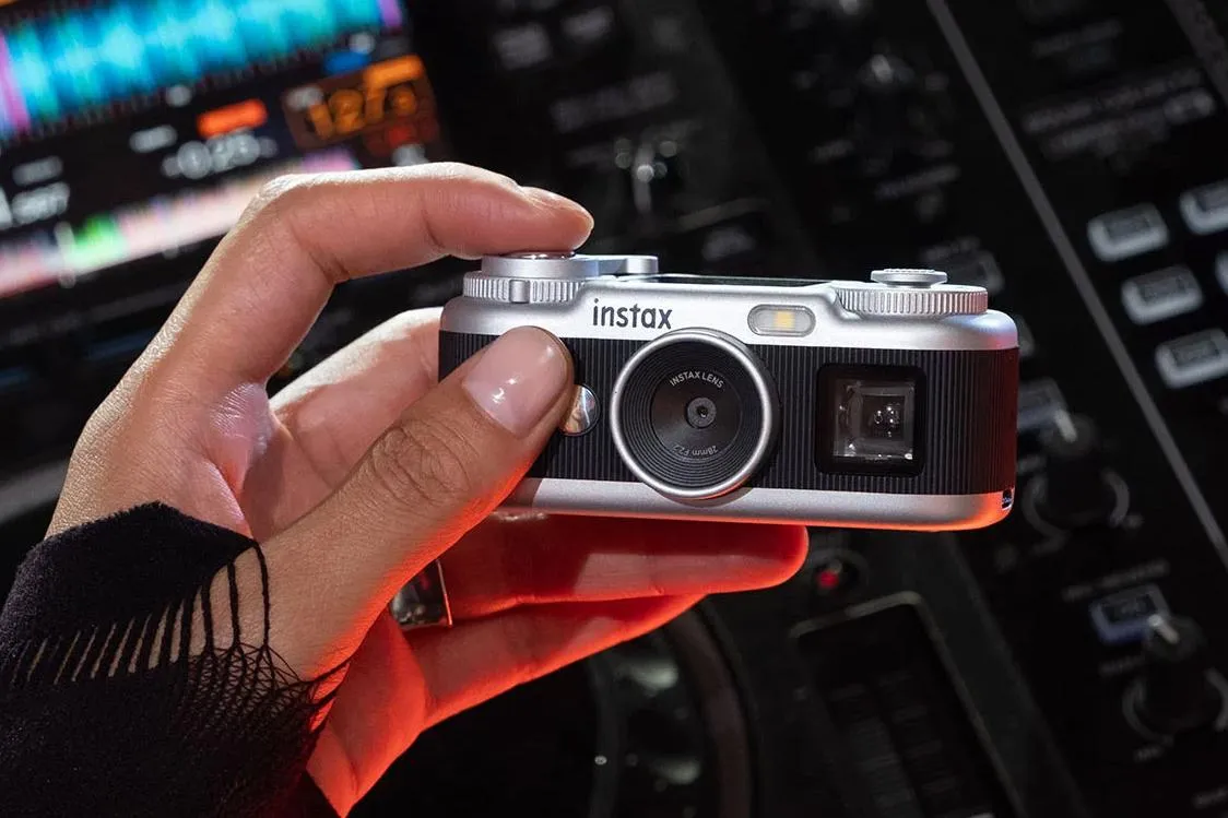 Fujifilm lança Instax Pal 2, câmera digital compacta com tela LCD e boas especificações