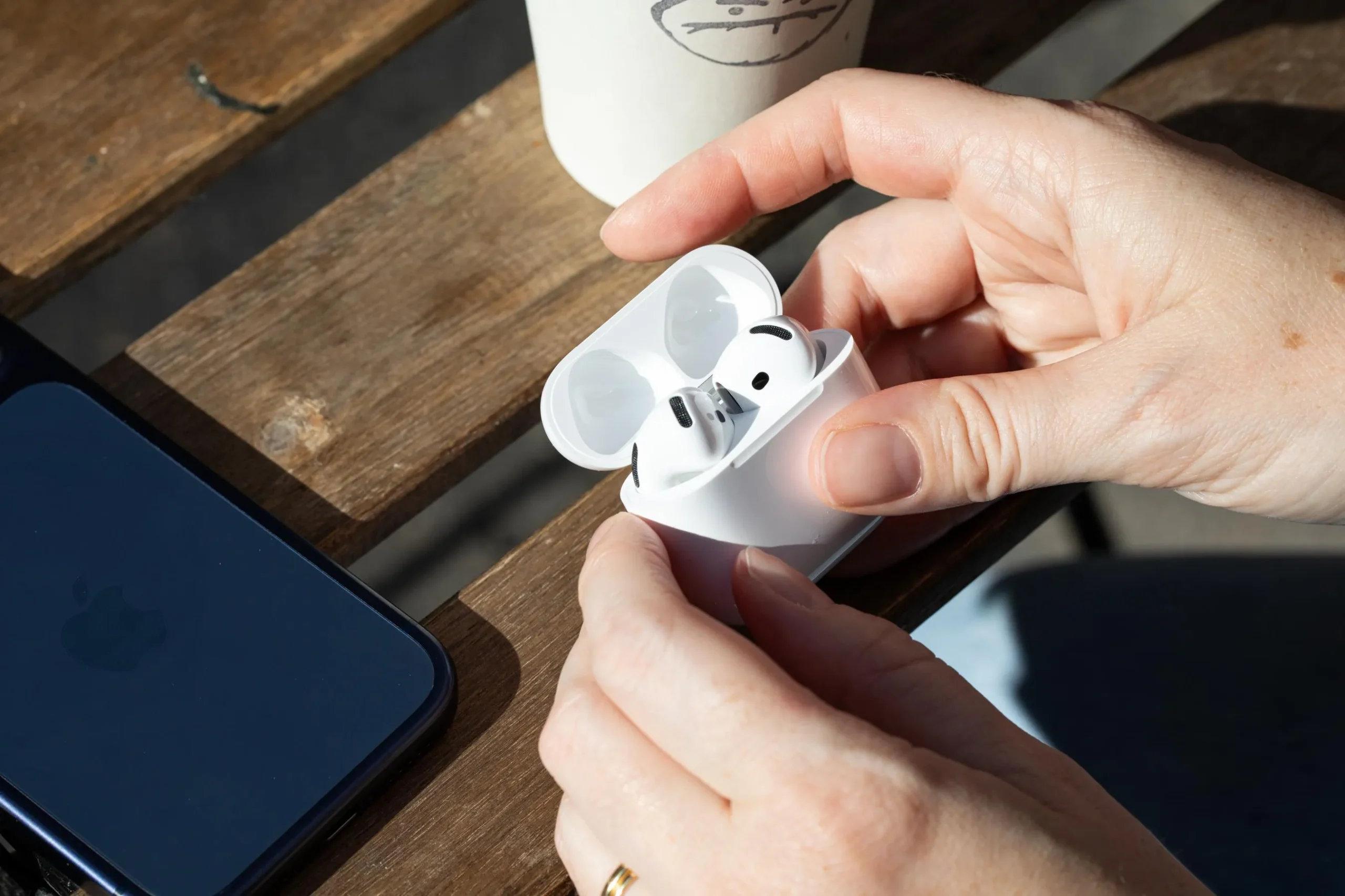 Apple lança AirPods 5 com melhor cancelamento de ruído e controle de volume por gestos
