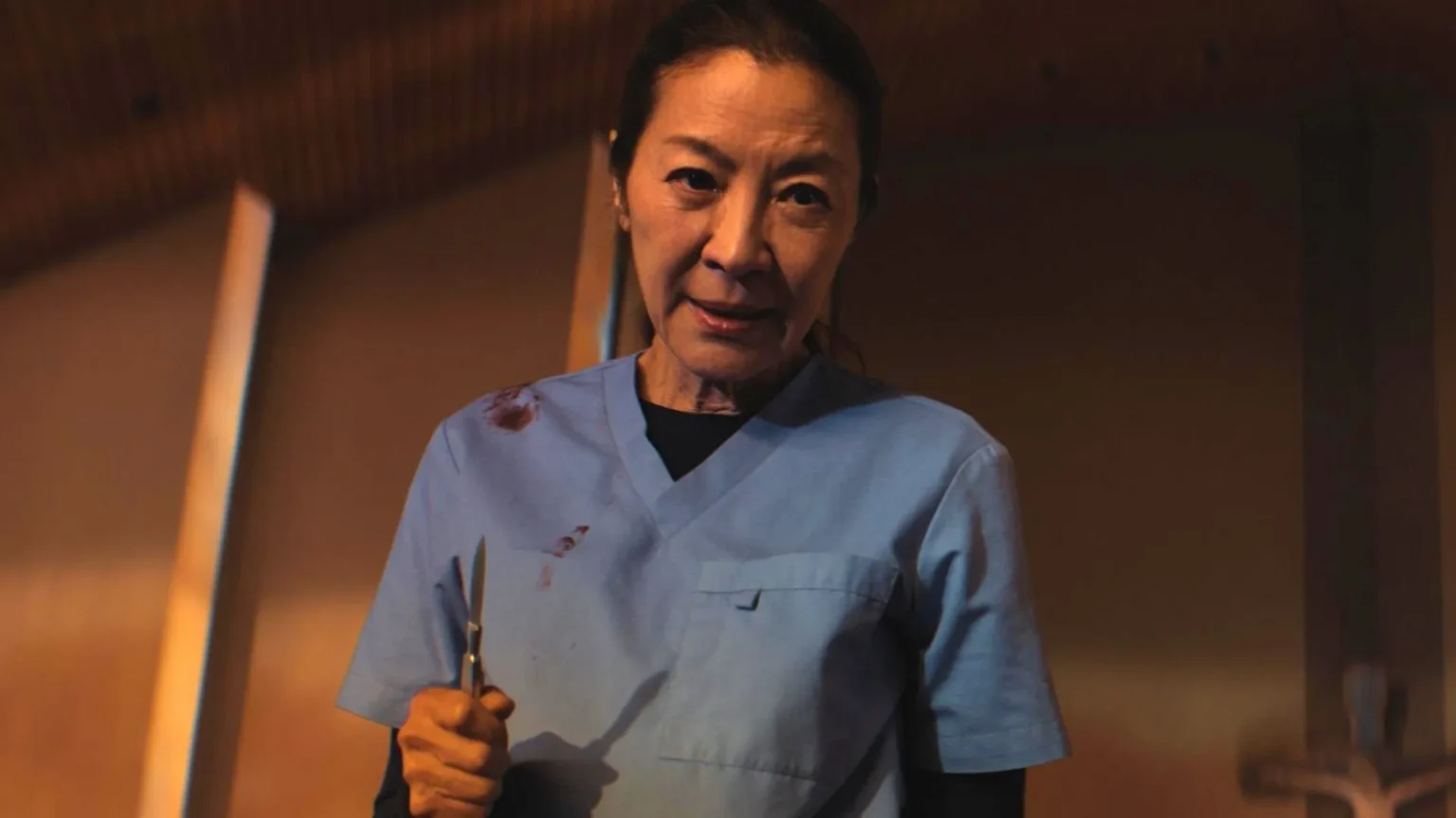Michelle Yeoh brilha em novo thriller de ação “The Surgeon” que conquista crítica e público
