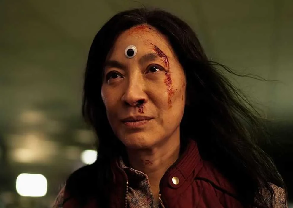 Michelle Yeoh brilha em novo thriller de ação “The Surgeon” que conquista crítica e público