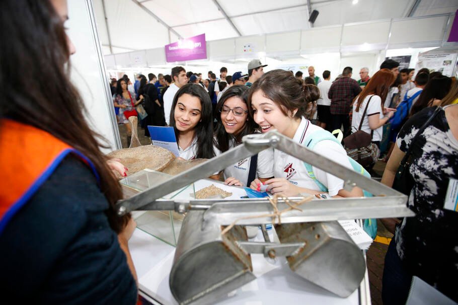 Feira gratuita da USP ajuda estudantes a escolher profissão e curso
