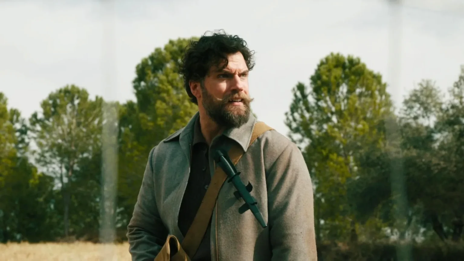 Filme de Guerra com Henry Cavill que Fracassou no Cinema Ganha Destaque no Streaming