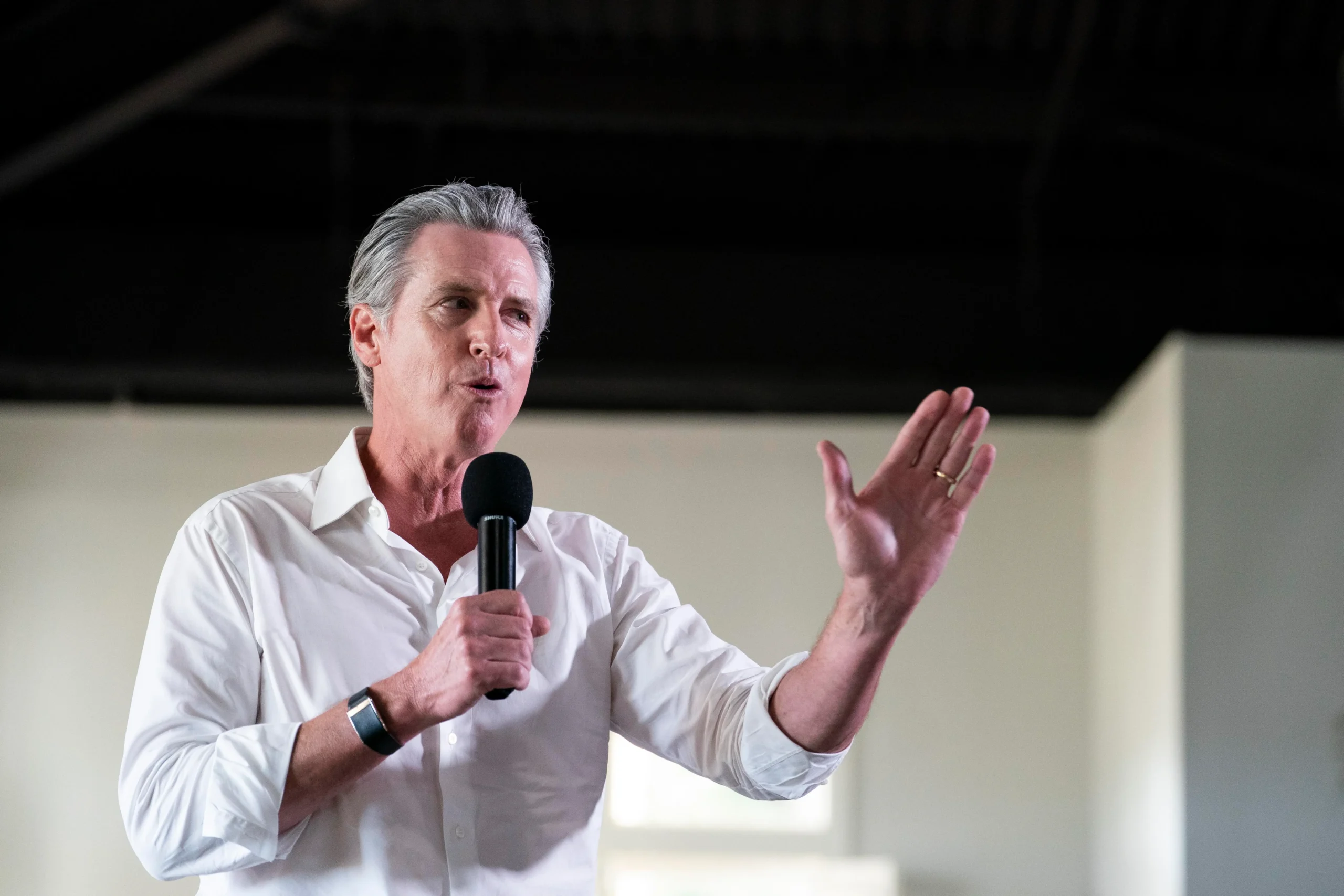 Gavin Newsom defende implementação de botão de desligar em IA nos EUA