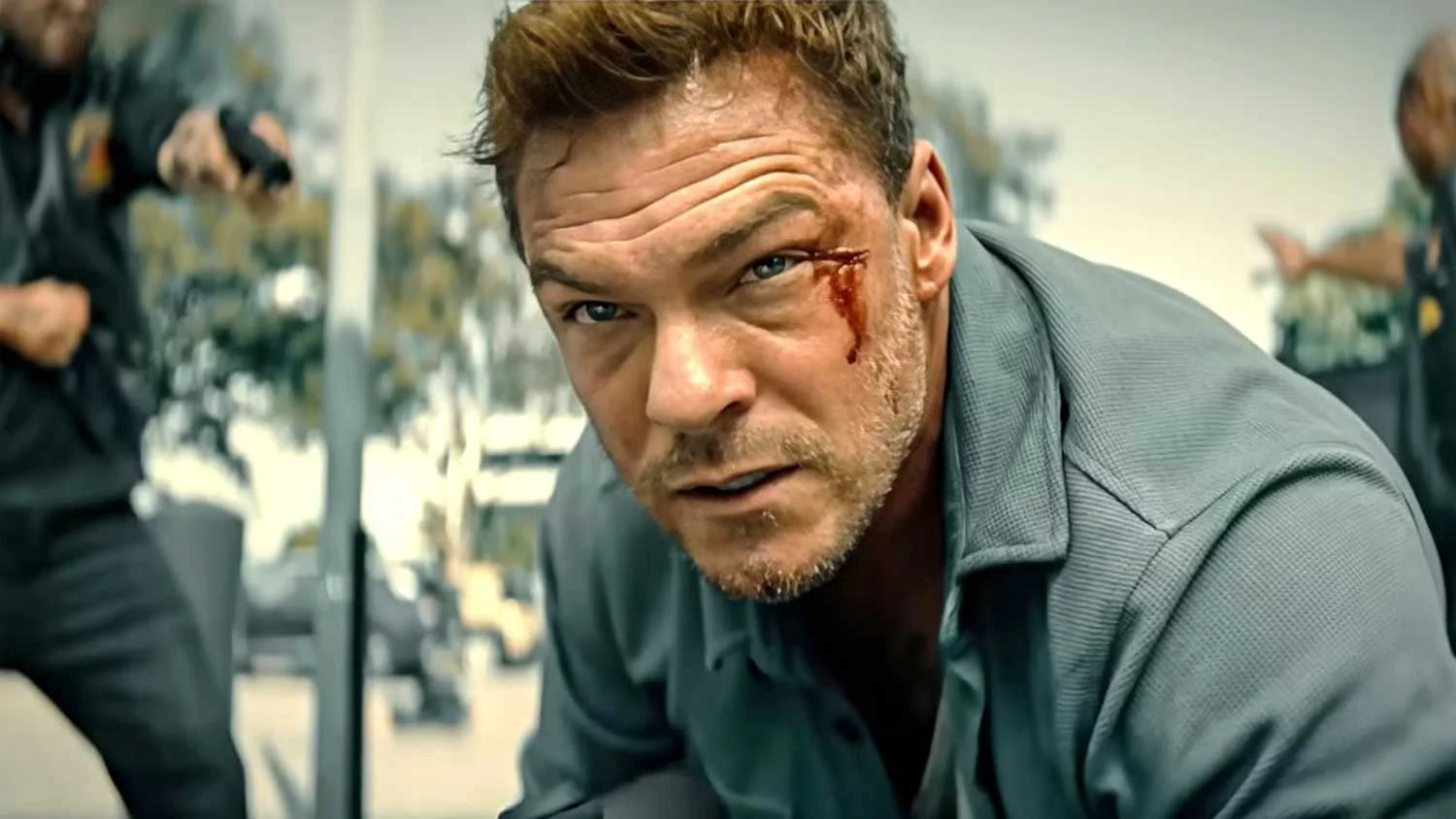 Filme de Alan Ritchson supera bilheteria de Henry Cavill em estreia nos cinemas
