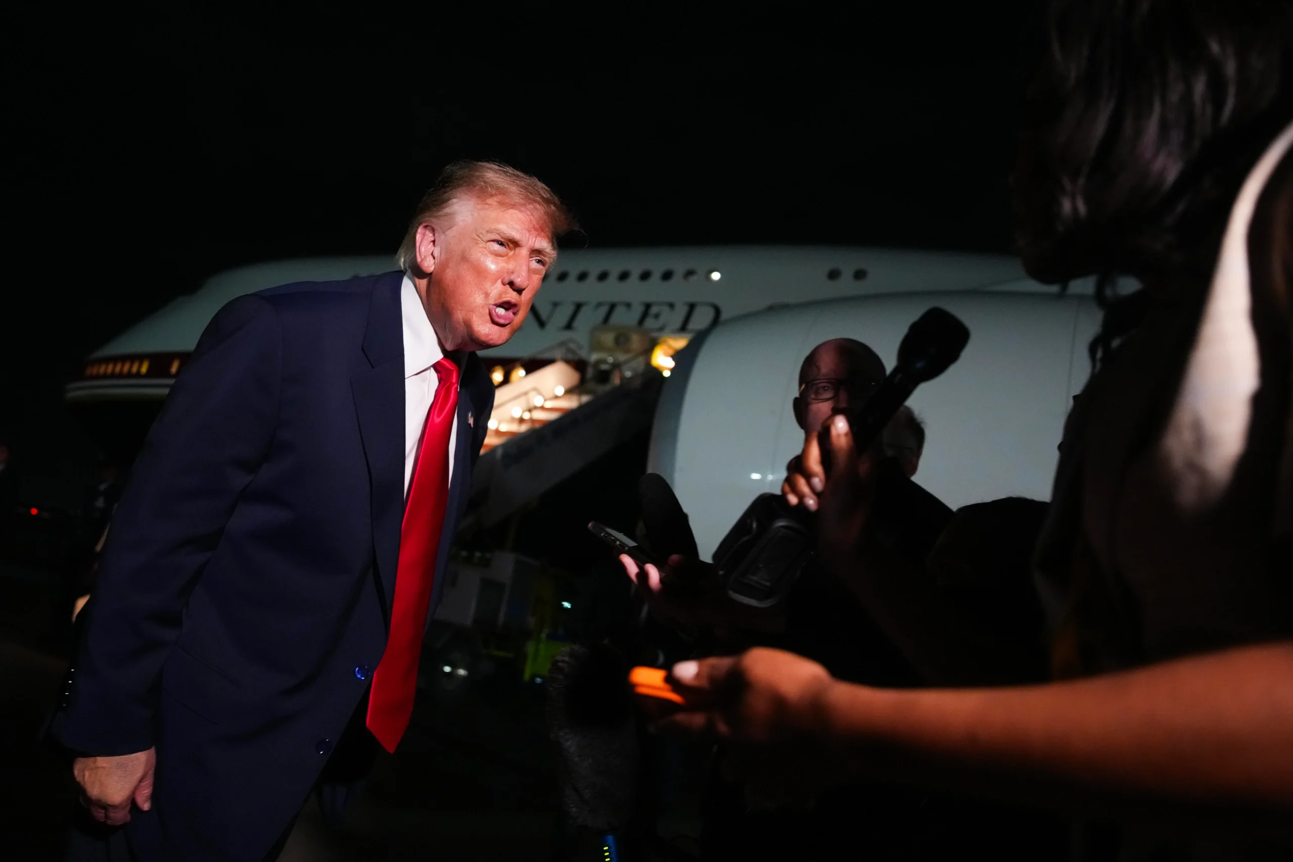 Trump intensifica ataques à liberdade de imprensa com proibição de jornalistas em Washington