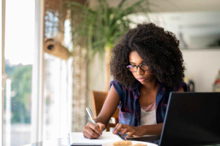 MOVER abre 19 mil vagas gratuitas para pessoas negras aprenderem idiomas online