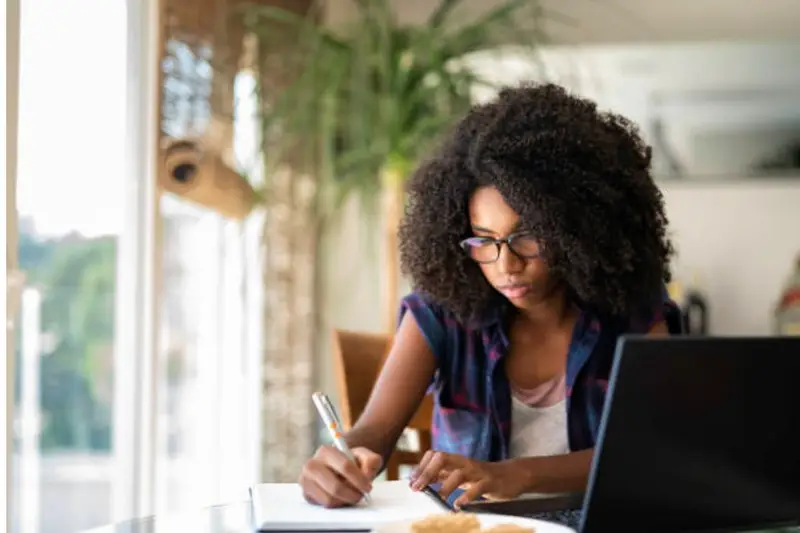 MOVER abre 19 mil vagas gratuitas para pessoas negras aprenderem idiomas online