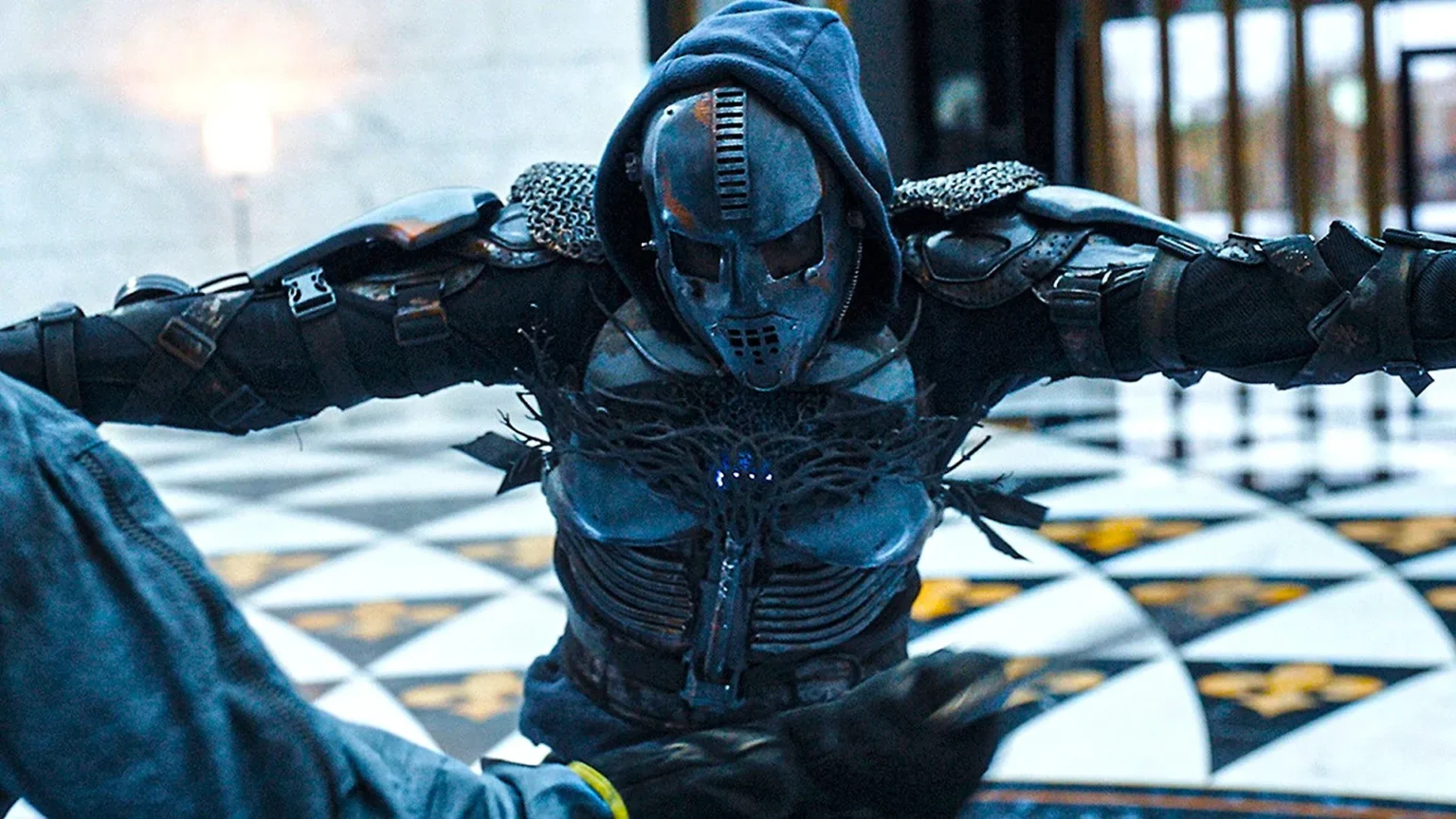 Tom Felton lidera sucesso global no streaming com sci-fi de ação “Altered”, apesar de críticas severas