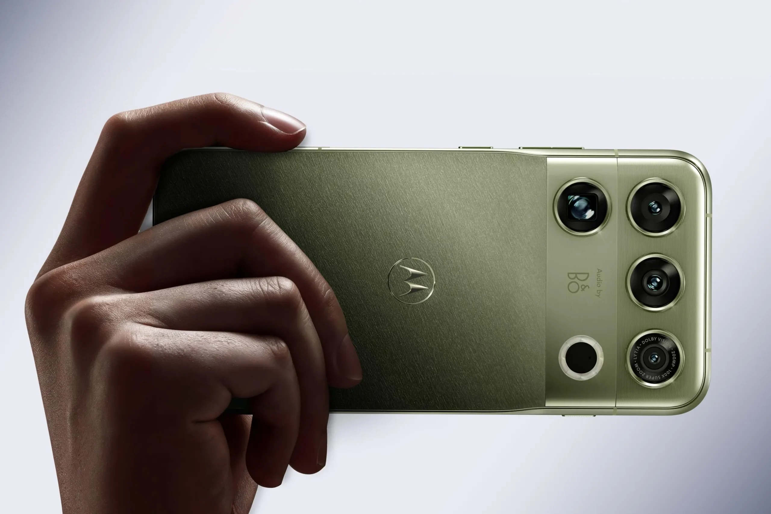Motorola lança Signature 27 com Snapdragon 8 Elite Extreme e design inovador