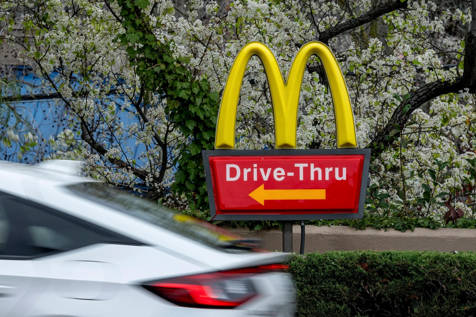 McDonald’s testa anúncios em cardápios digitais nos drive-thrus