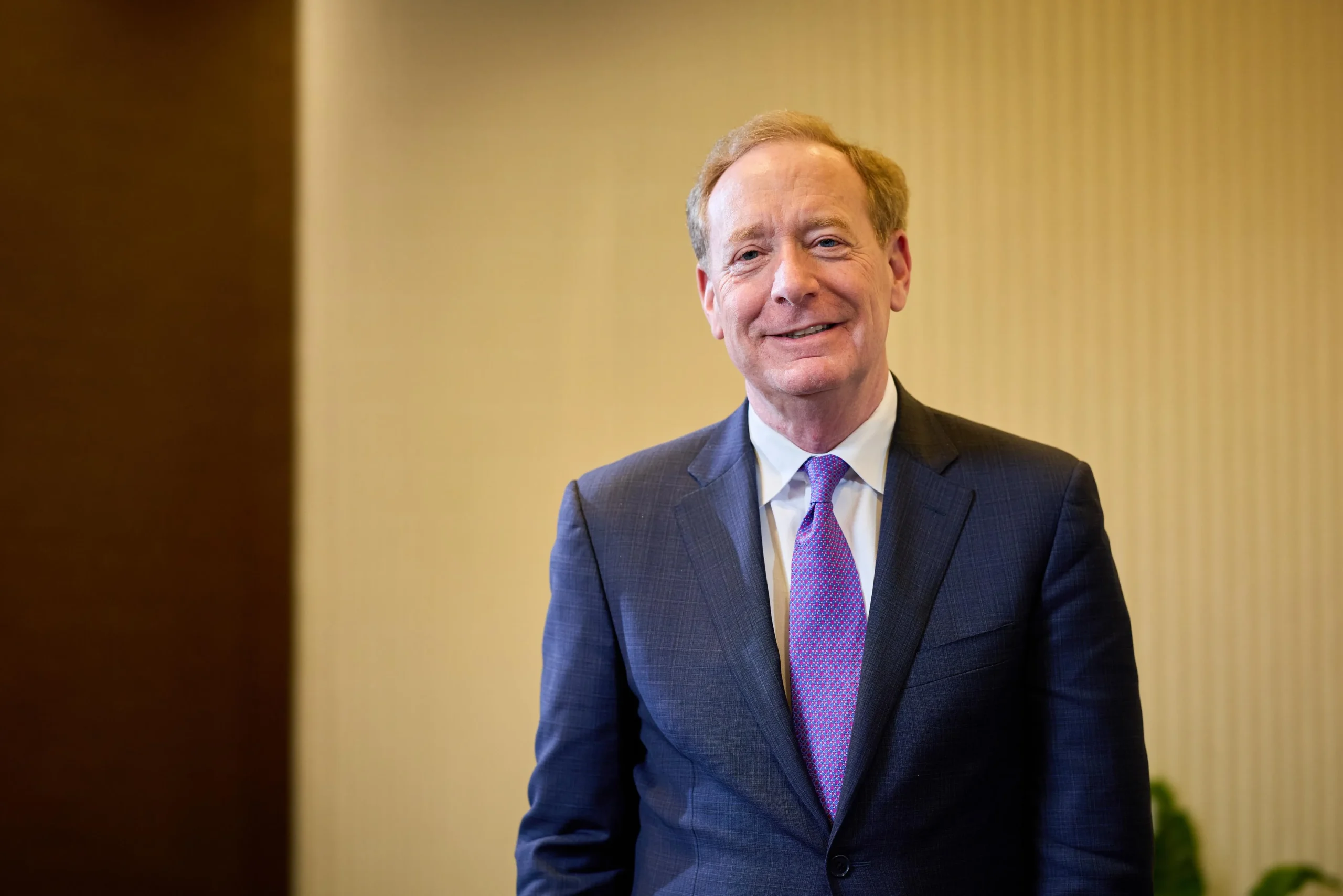 Brad Smith assume comunicação da Microsoft e mudança reforça área jurídica