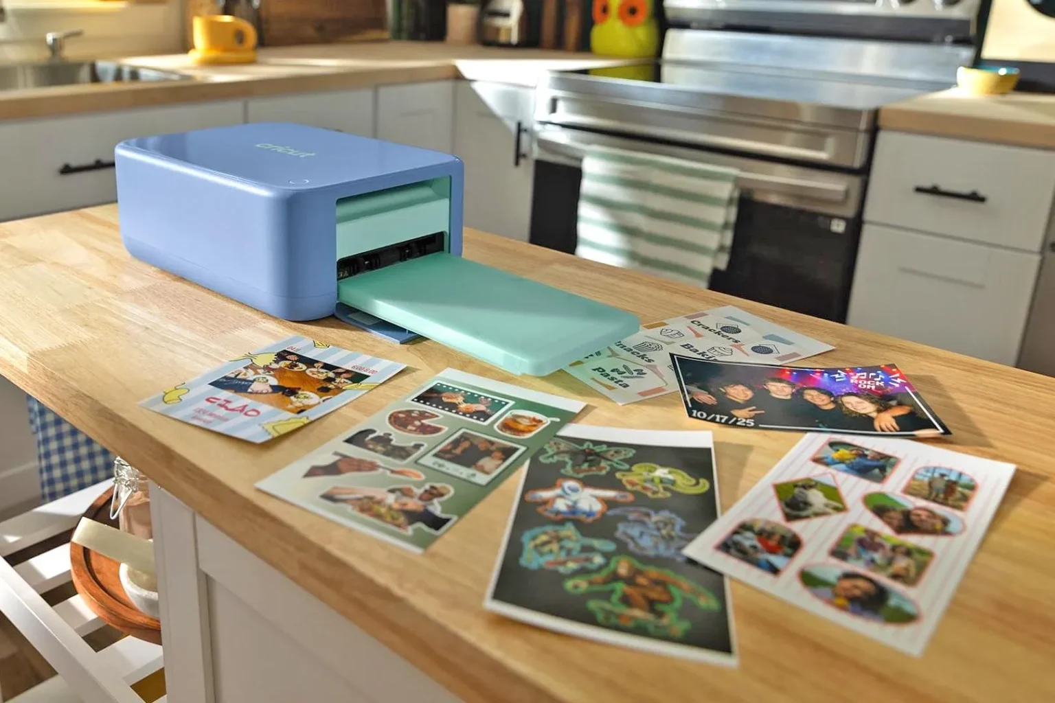 Cricut lança máquinas compactas que imprimem, cortam e laminam adesivos