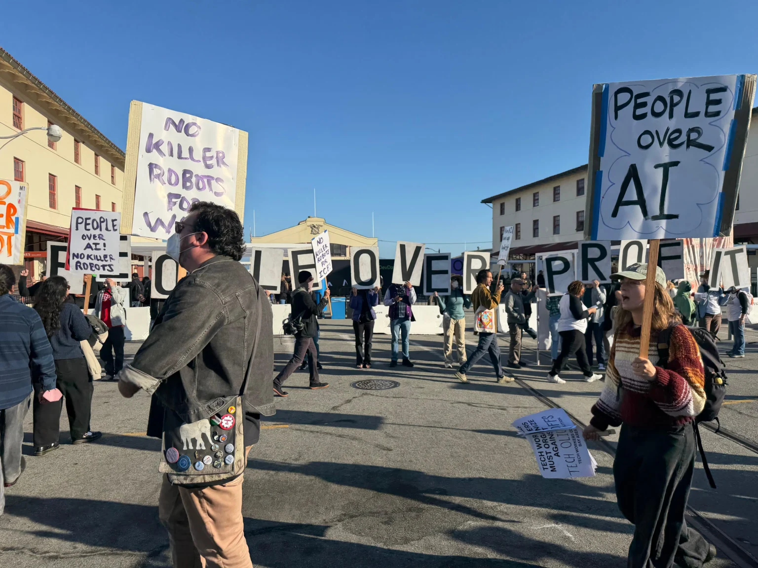 Manifestantes protestam no DevDay da OpenAI contra contratos militares e impacto ambiental