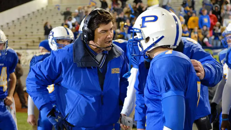 Série esportiva Friday Night Lights completa 20 anos e mantém legado imbatível