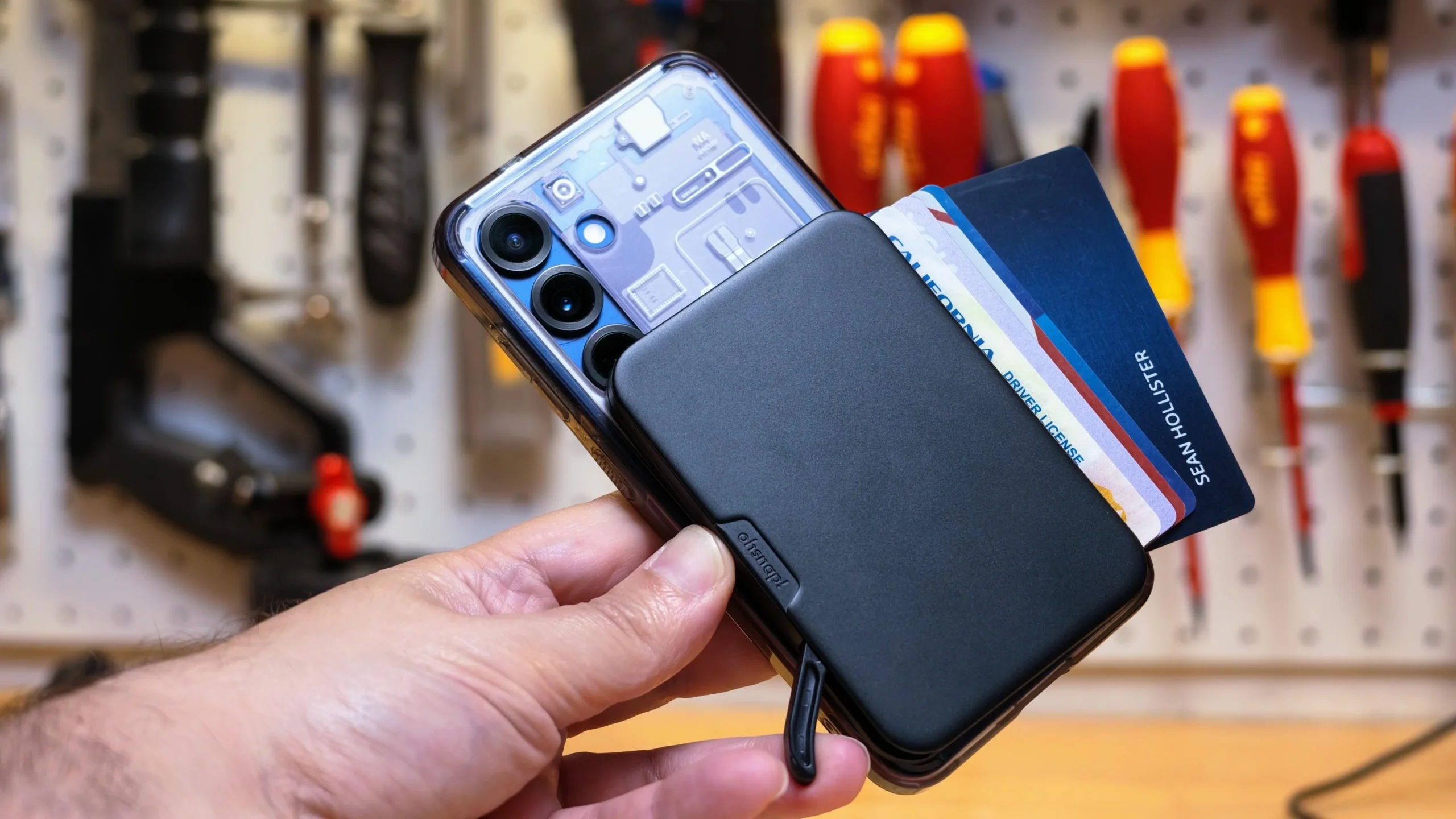 Carteira modular com acionamento por alavanca é o acessório mais inovador para seu celular