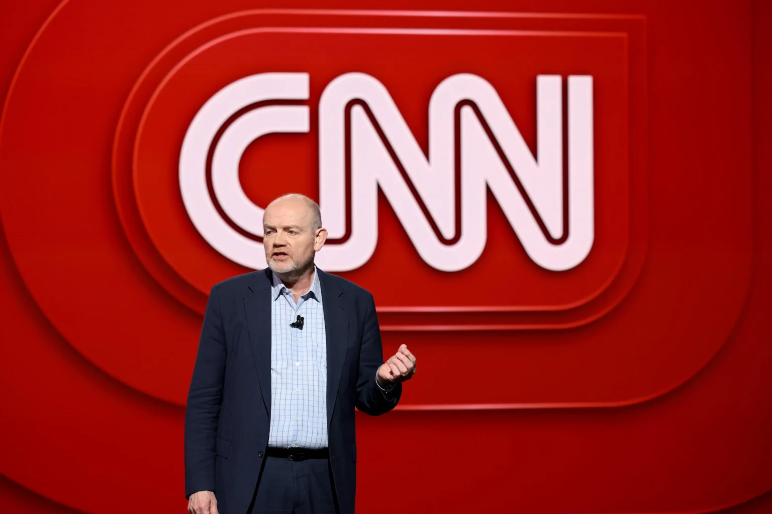 CEO da CNN continuará no comando após fusão entre Paramount e Warner Bros. Discovery