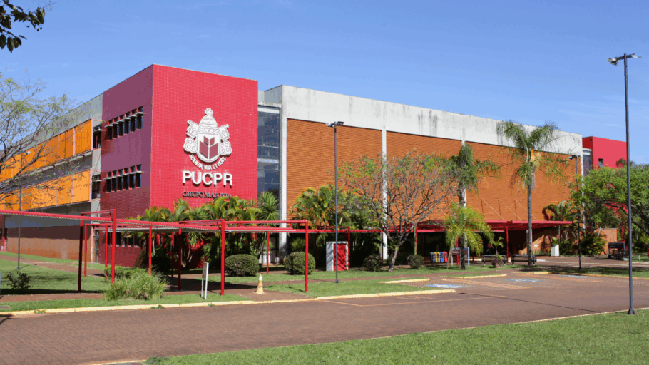 PUC-PR oferece mais de 40 bolsas integrais para cursos de graduação em 2027